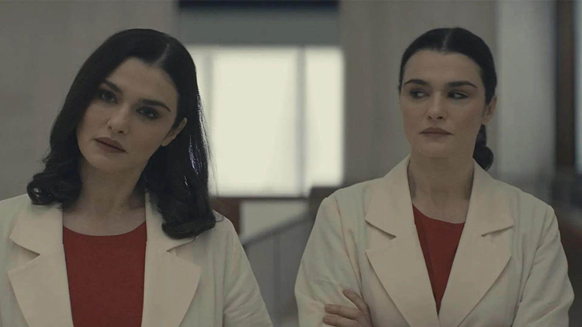 Duas Rachel Weisz em batas brancas