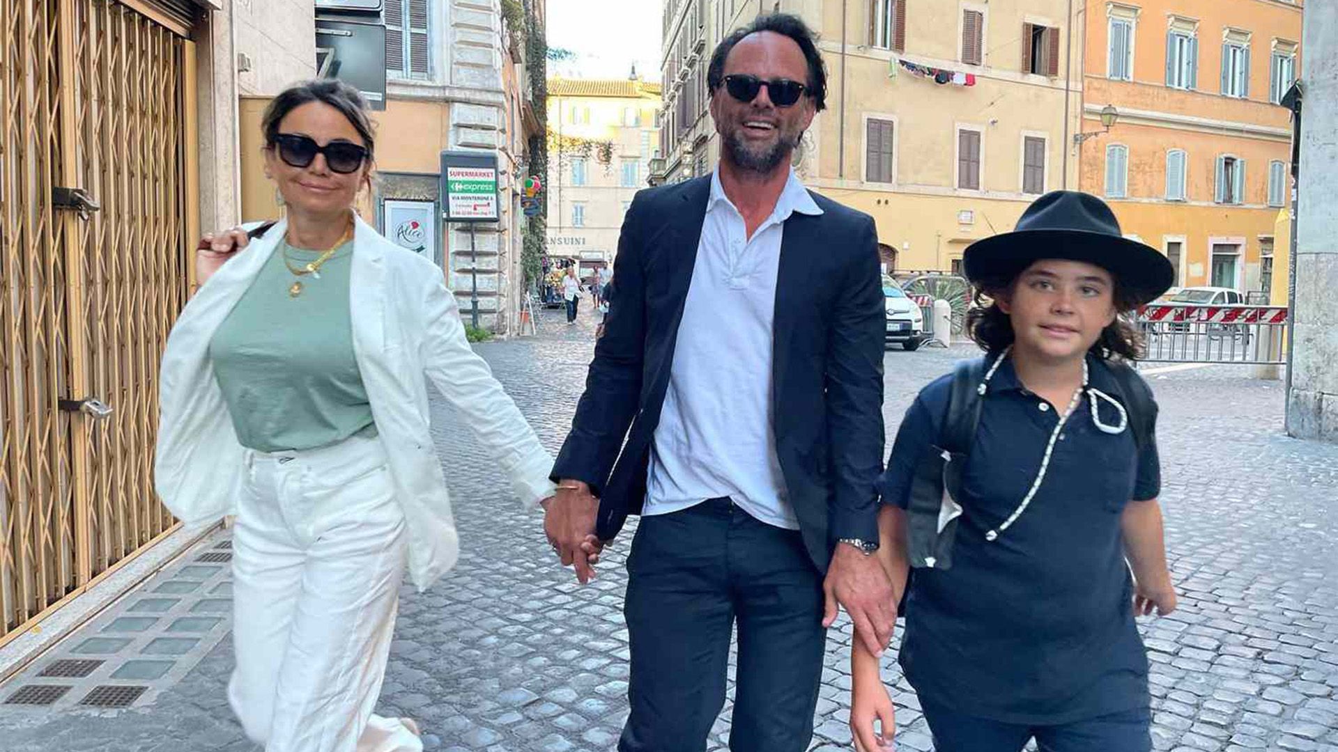 Walton Goggins, a sua esposa Nadia Conners, e o filho Augustus estão a caminhar pela rua e a sorrir