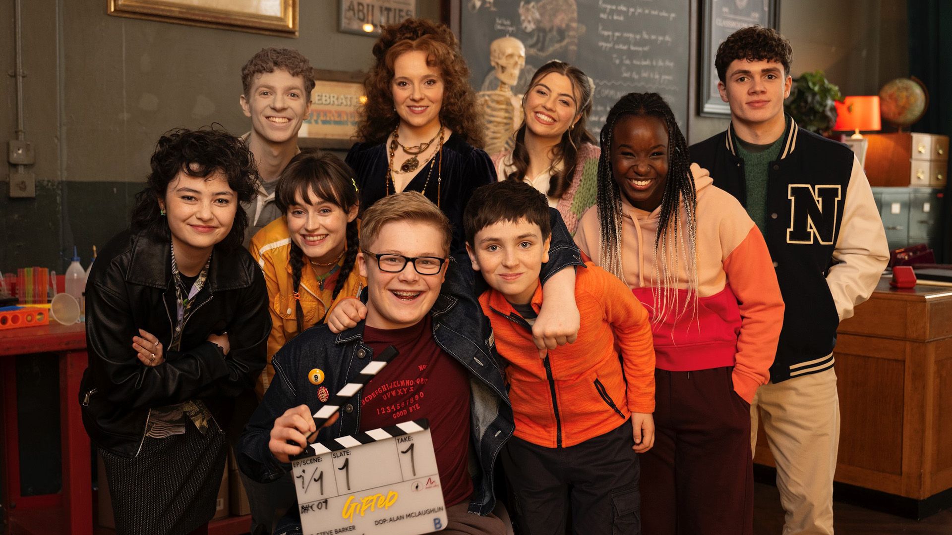Dominic McLaughlin e outros atores da série "The Gifted" posam para uma foto de grupo