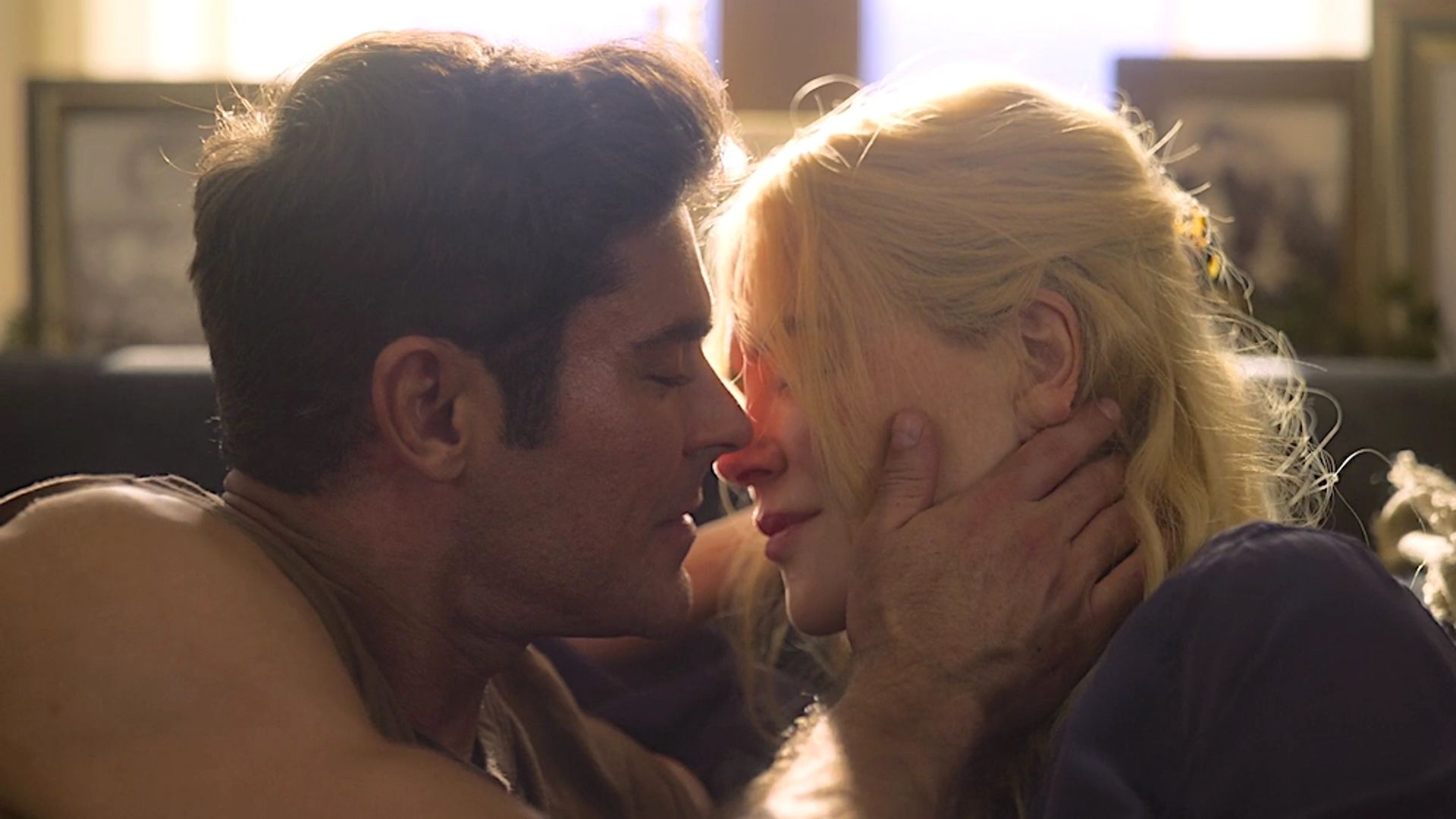 Plano aproximado dos rostos de Zac Efron e Nicole Kidman, momento antes de um beijo
