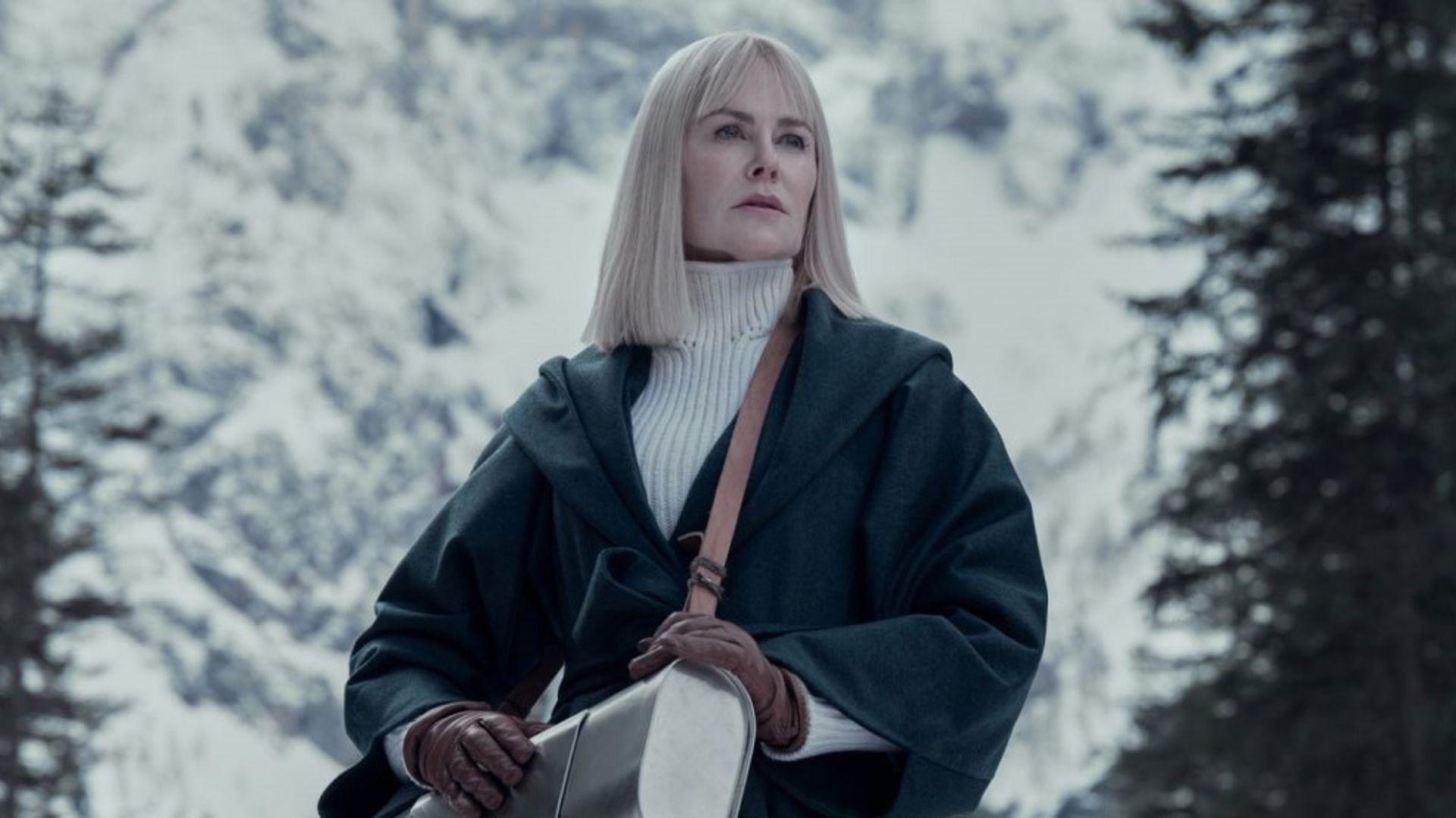 Nicole Kidman com cabelo branco liso num casaco de cabedal preto e camisola branca