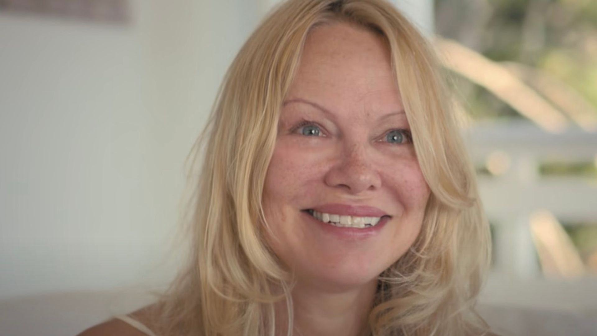 Rosto de Pamela Anderson em close-up sem maquiagem