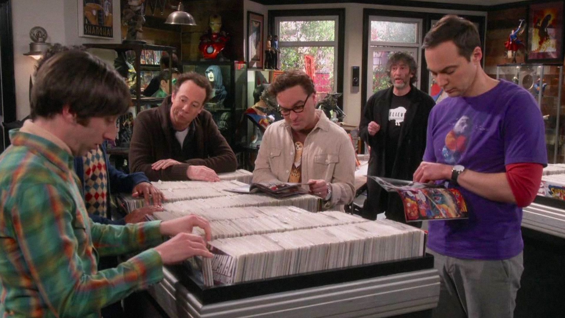 Os atores Kevin Sussman e Jim Parsons estão numa loja de banda desenhada a olhar para comics