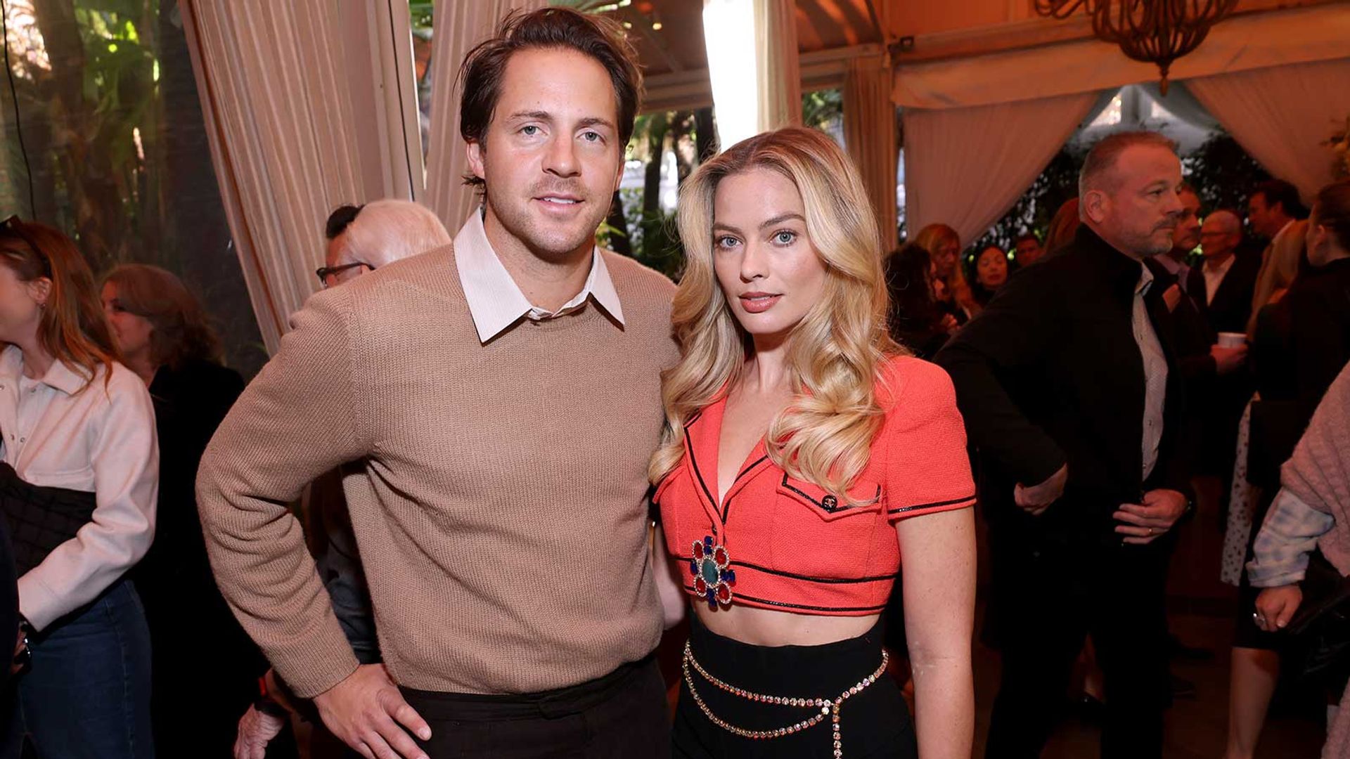 Tom Ackerley e Margot Robbie posam juntos num evento social