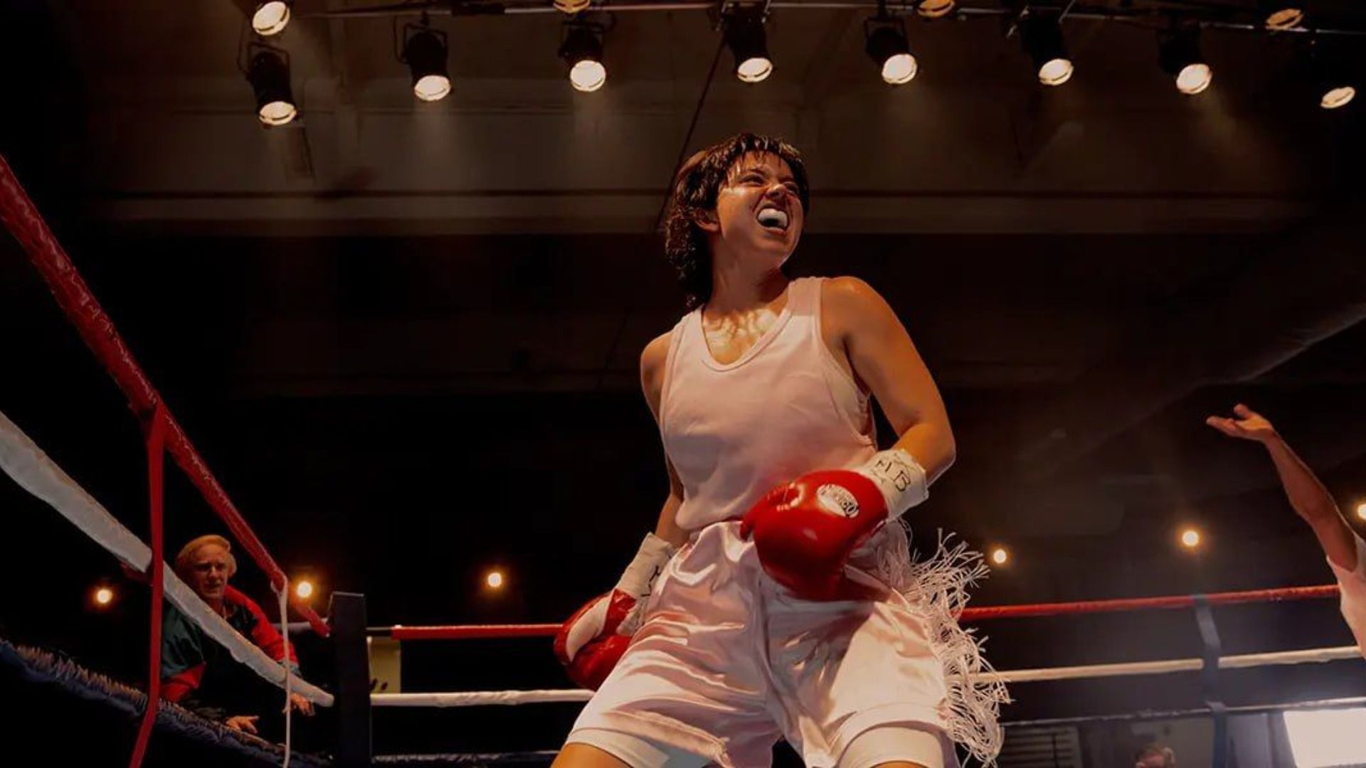 A atriz Sydney Sweeney numa camisola branca e luvas vermelhas está num ringue de boxe
