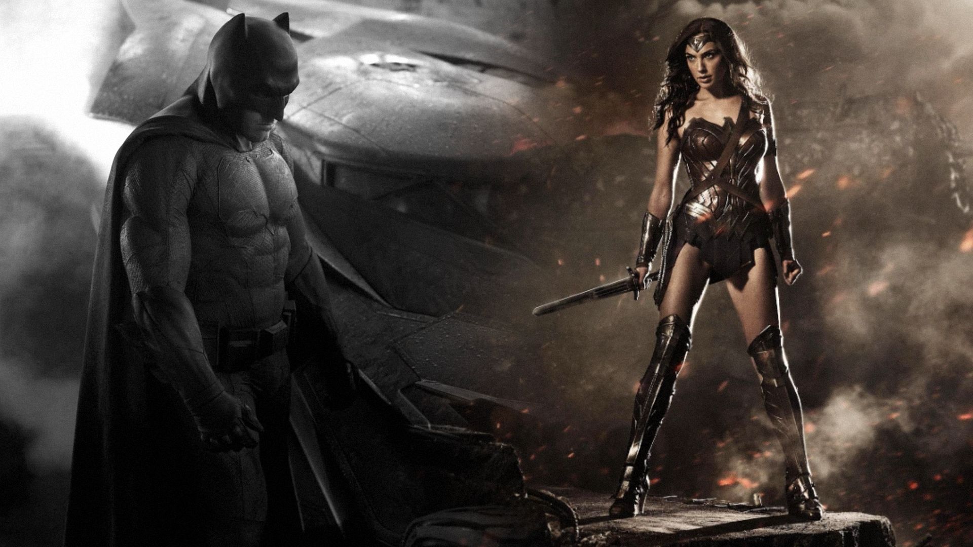 Ator Ben Affleck num fato preto com chifres e atriz Gal Gadot num corpete bordô segurando uma espada