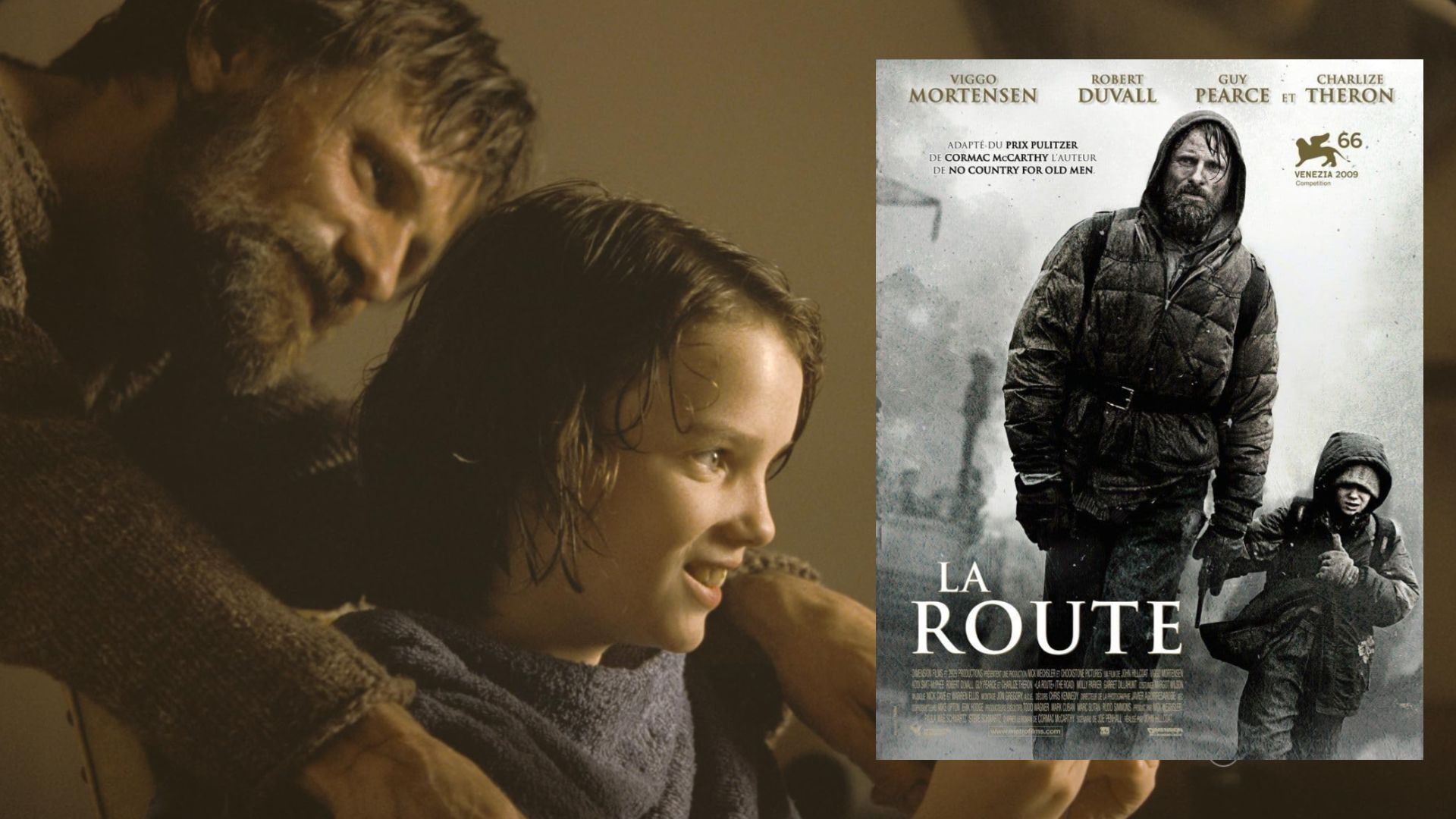 O ator Viggo Mortensen numa camisola cinzenta sentado ao lado de uma criança, perto está um cartaz do filme mostrando o ator a caminhar pela rua com uma criança