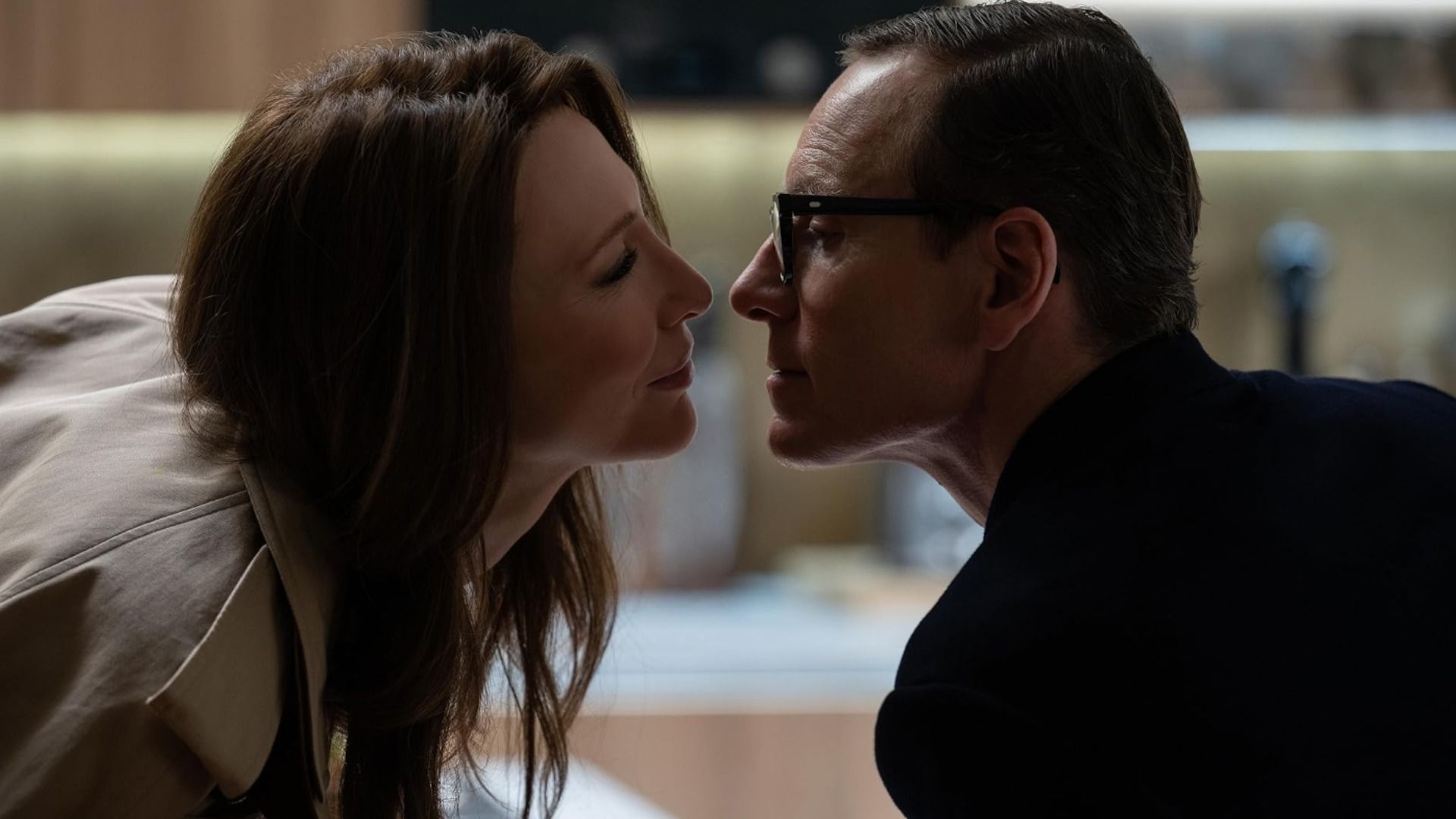Os atores Cate Blanchett e Michael Fassbender beijam-se contra um fundo desfocado