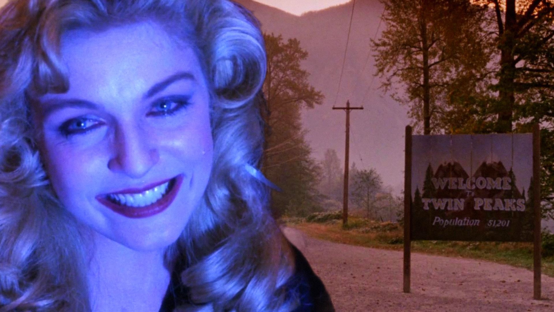 A atriz Sheryl Lee sorri numa luz azul ao lado de uma rua com uma placa de madeira onde se lê Twin Peaks