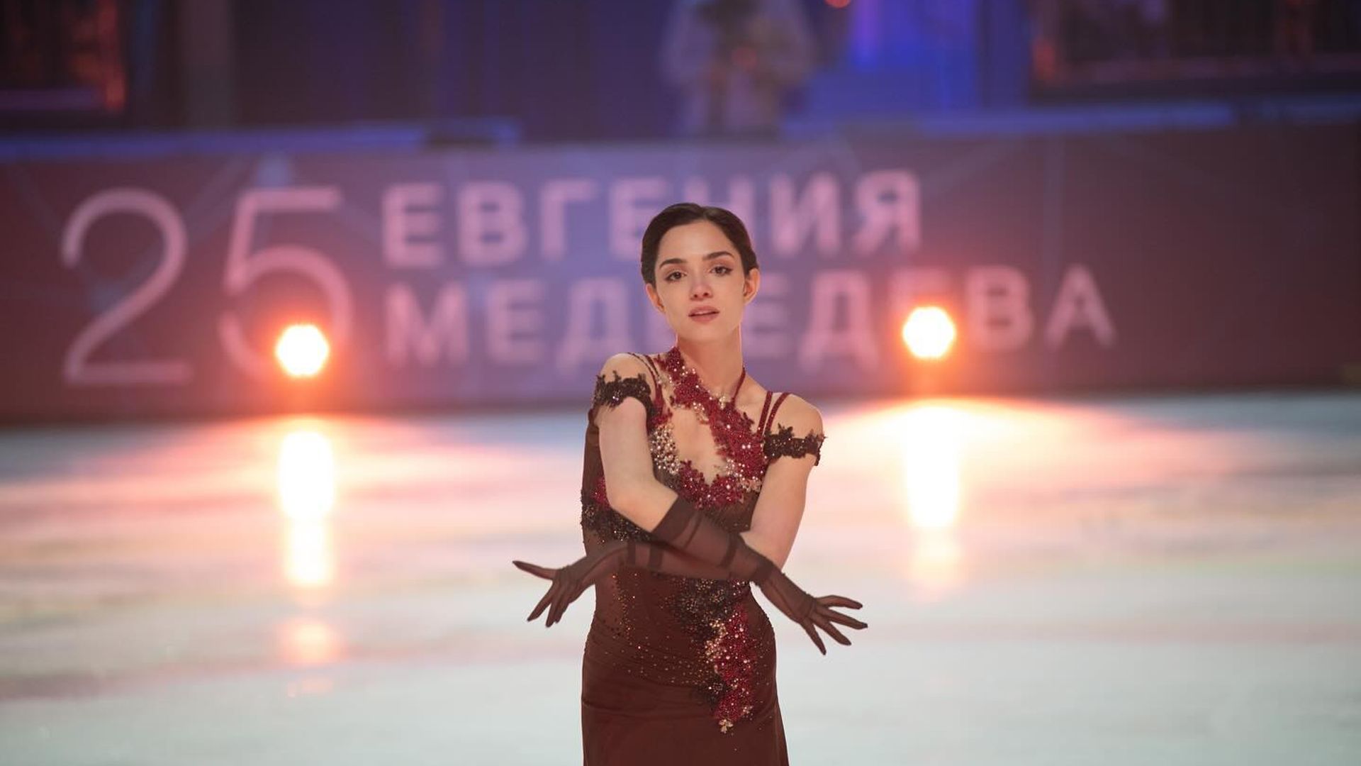 Evgenia Medvedeva atua no gelo num traje bordô no espetáculo