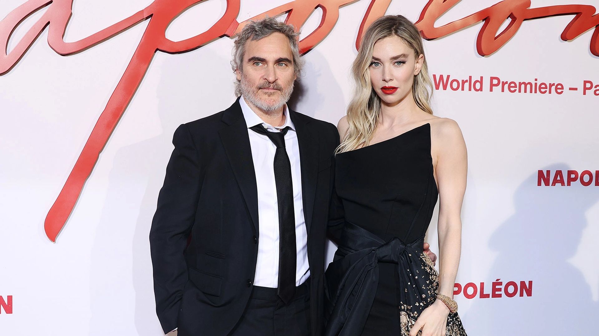 Joaquin Phoenix e Vanessa Kirby posam na passadeira vermelha na estreia do filme "Napoleon", ambos usando elegantes trajes pretos