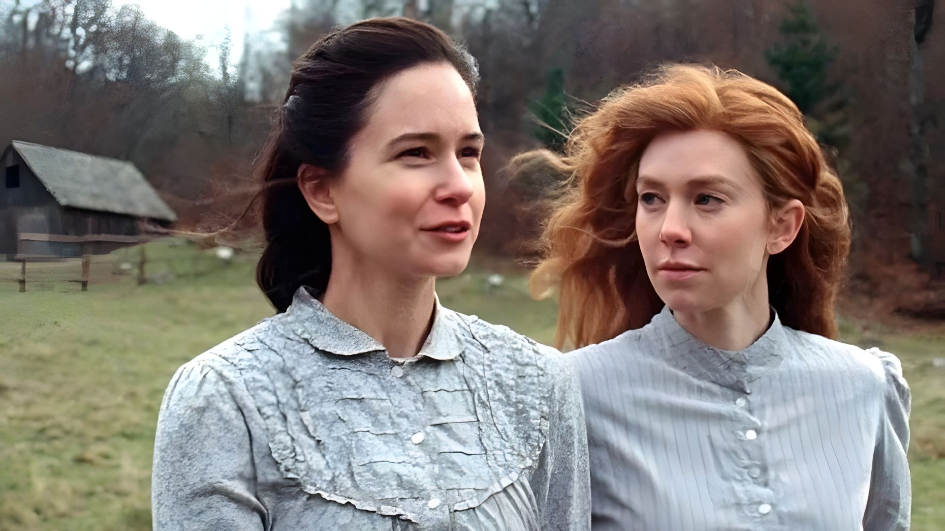Vanessa Kirby e Katherine Waterston em trajes vintage a caminhar por um campo