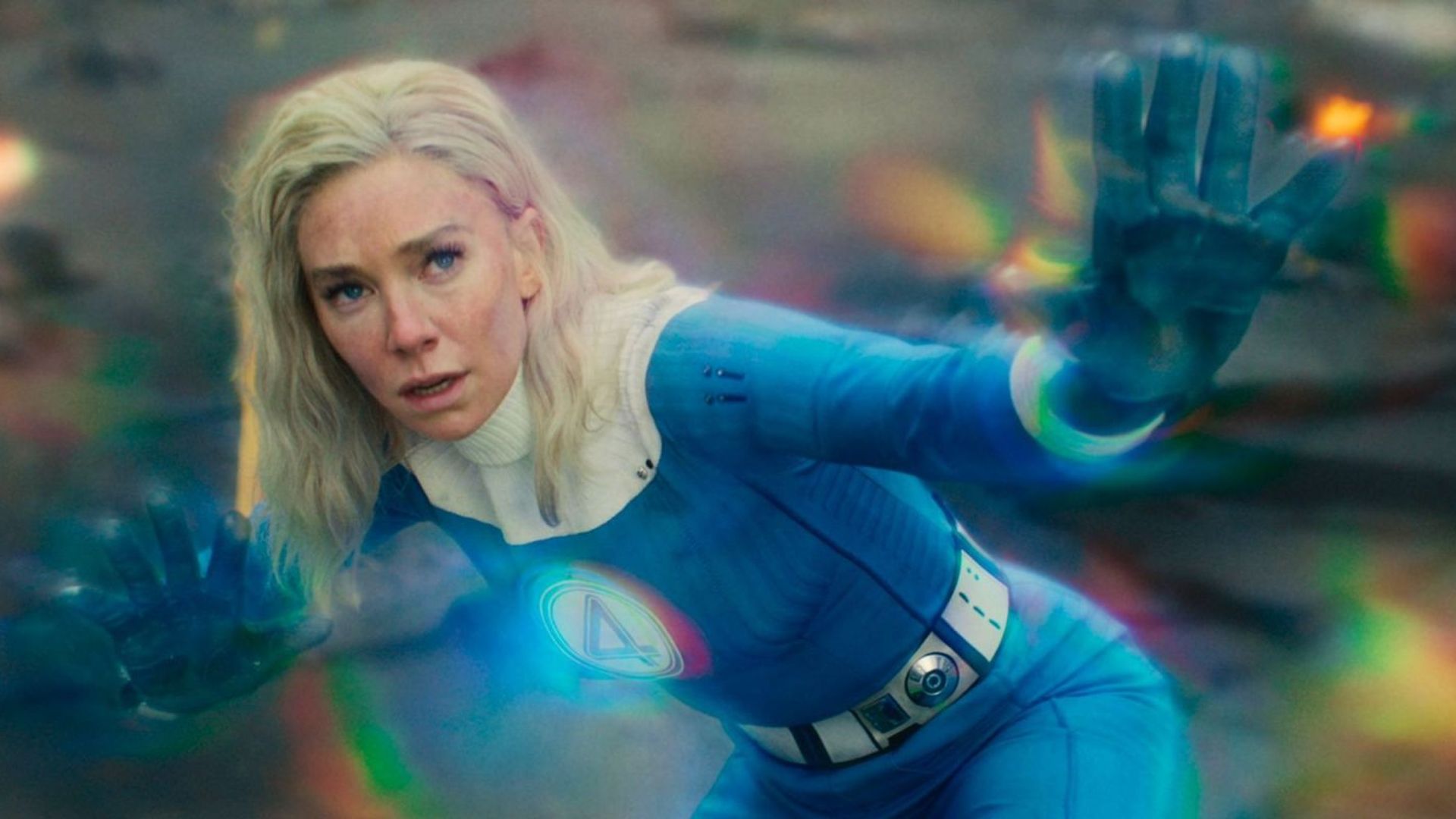 Vanessa Kirby num fato dos Fantastic Four usa o seu superpoder com energias de arco-íris a brilhar à sua volta