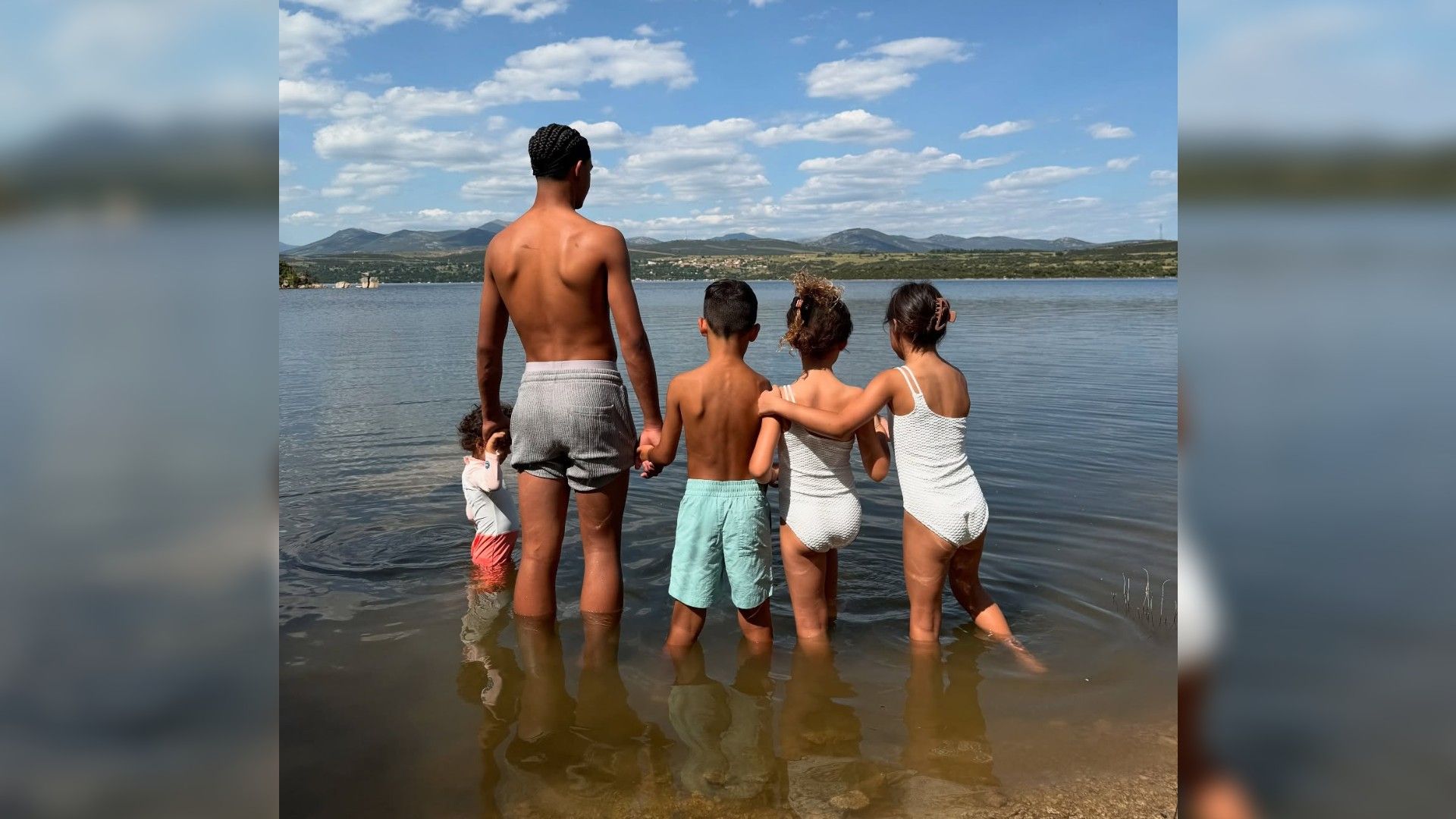 Os cinco filhos de Cristiano Ronaldo de costas para a câmara dentro de água