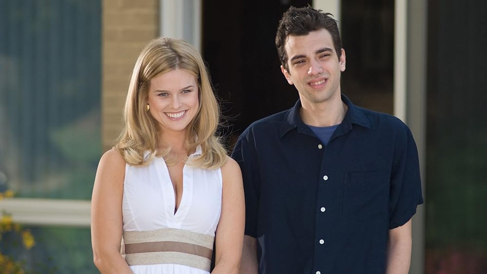 Jay Baruchel e Alice Eve lado a lado na rua, uma cena do filme