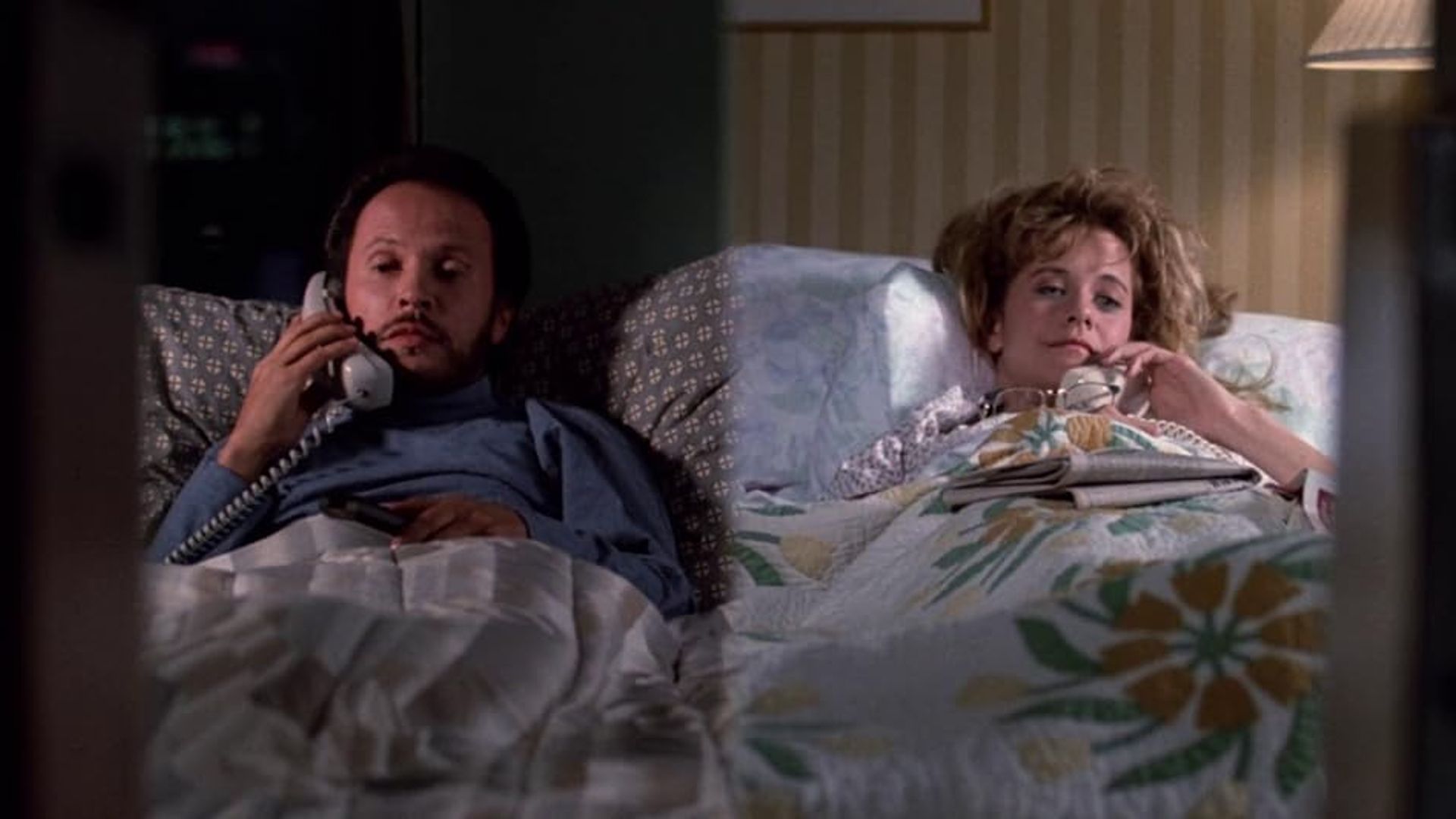 Meg Ryan e Billy Crystal cada um deitado na sua própria cama a falar ao telefone