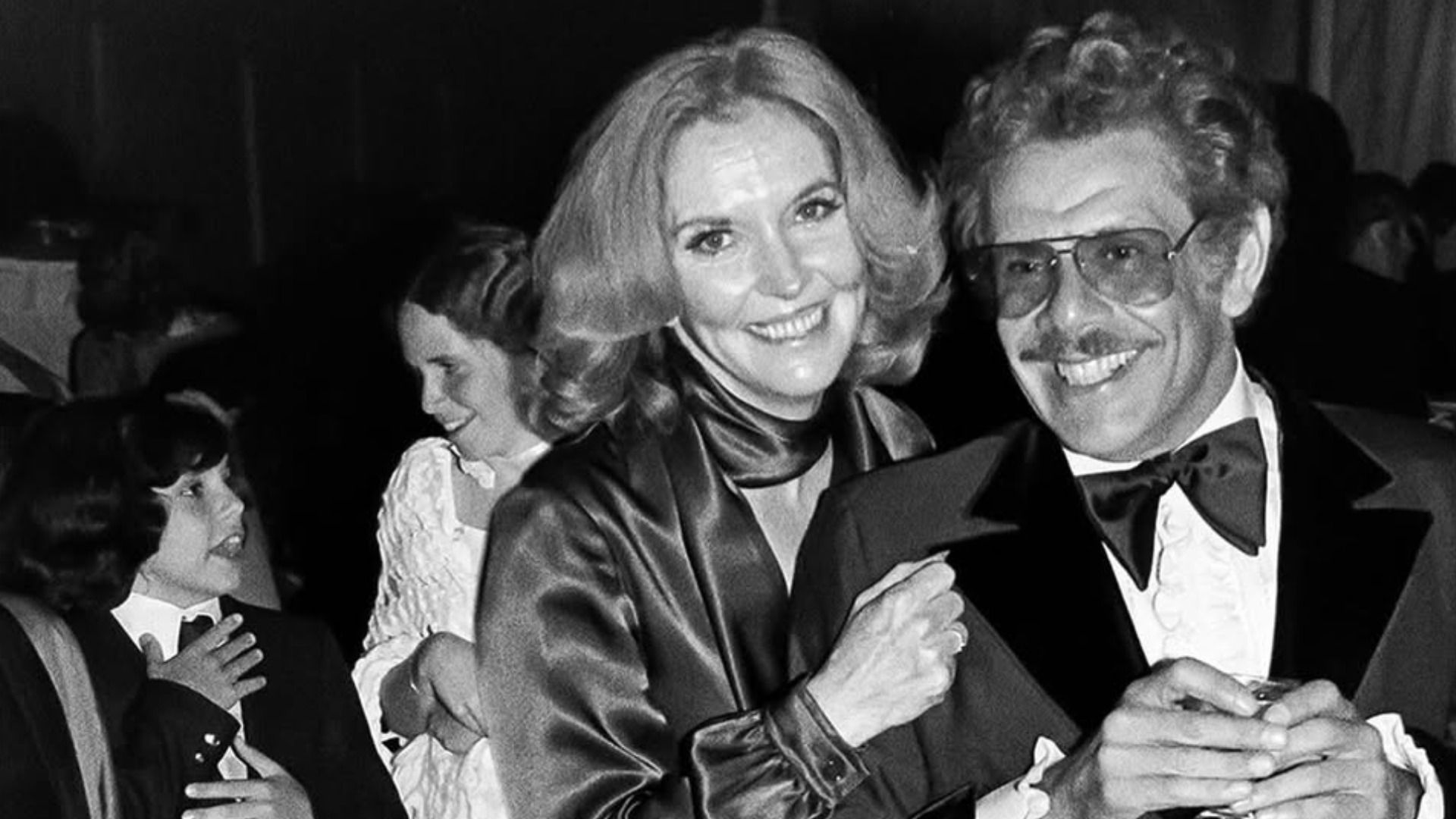 Os atores Jerry Stiller num smoking preto e Anne Meara num vestido escuro