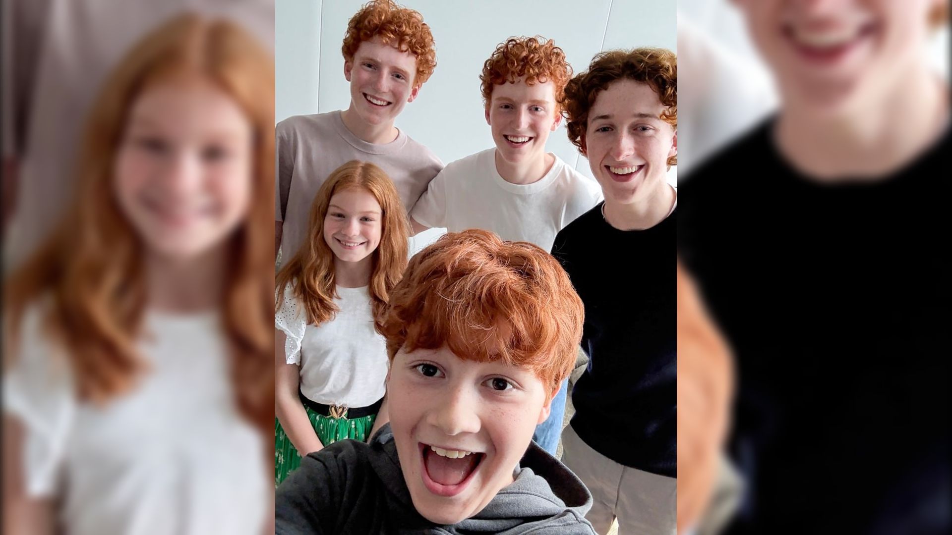 Quatro rapazes ruivos sorrindo ao lado de uma rapariga ruiva