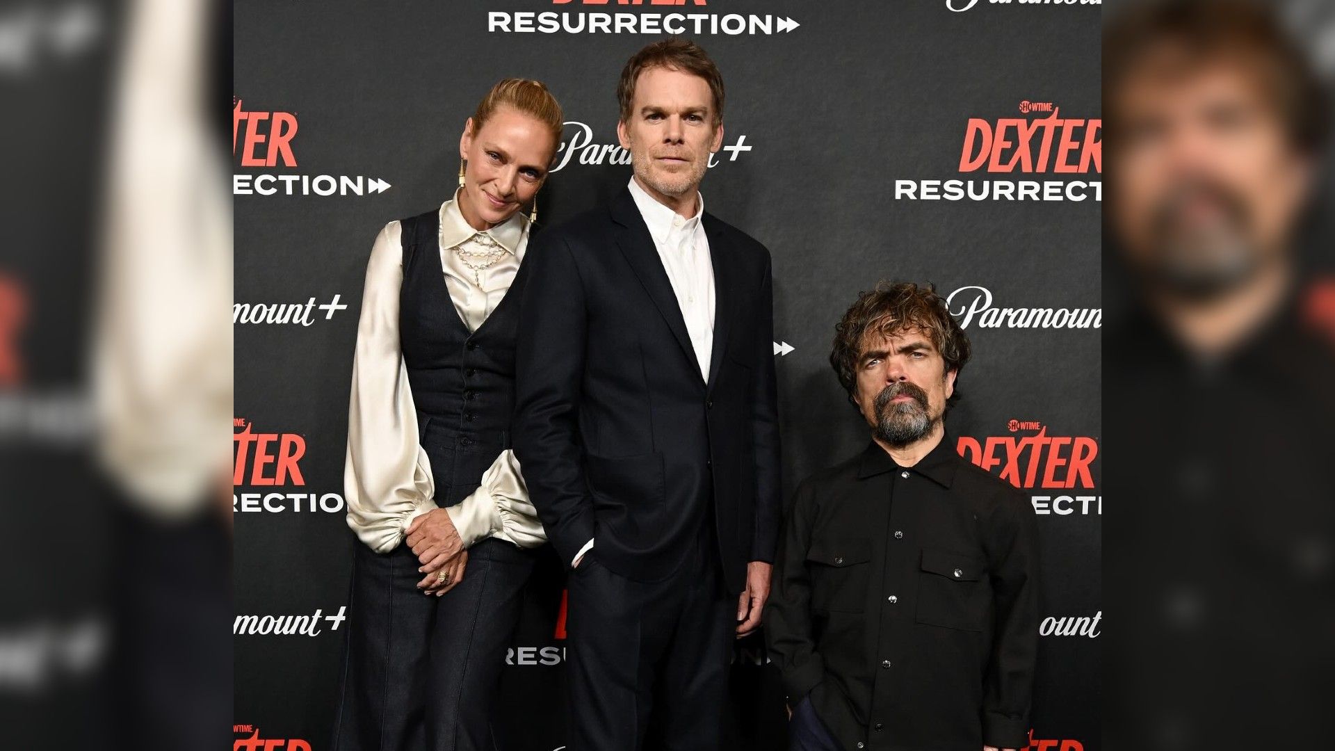 Uma Thurman, Michael Hall e Peter Dinklage posam na estreia de "Dexter: Resurrection" contra um cenário com banner da Paramount+