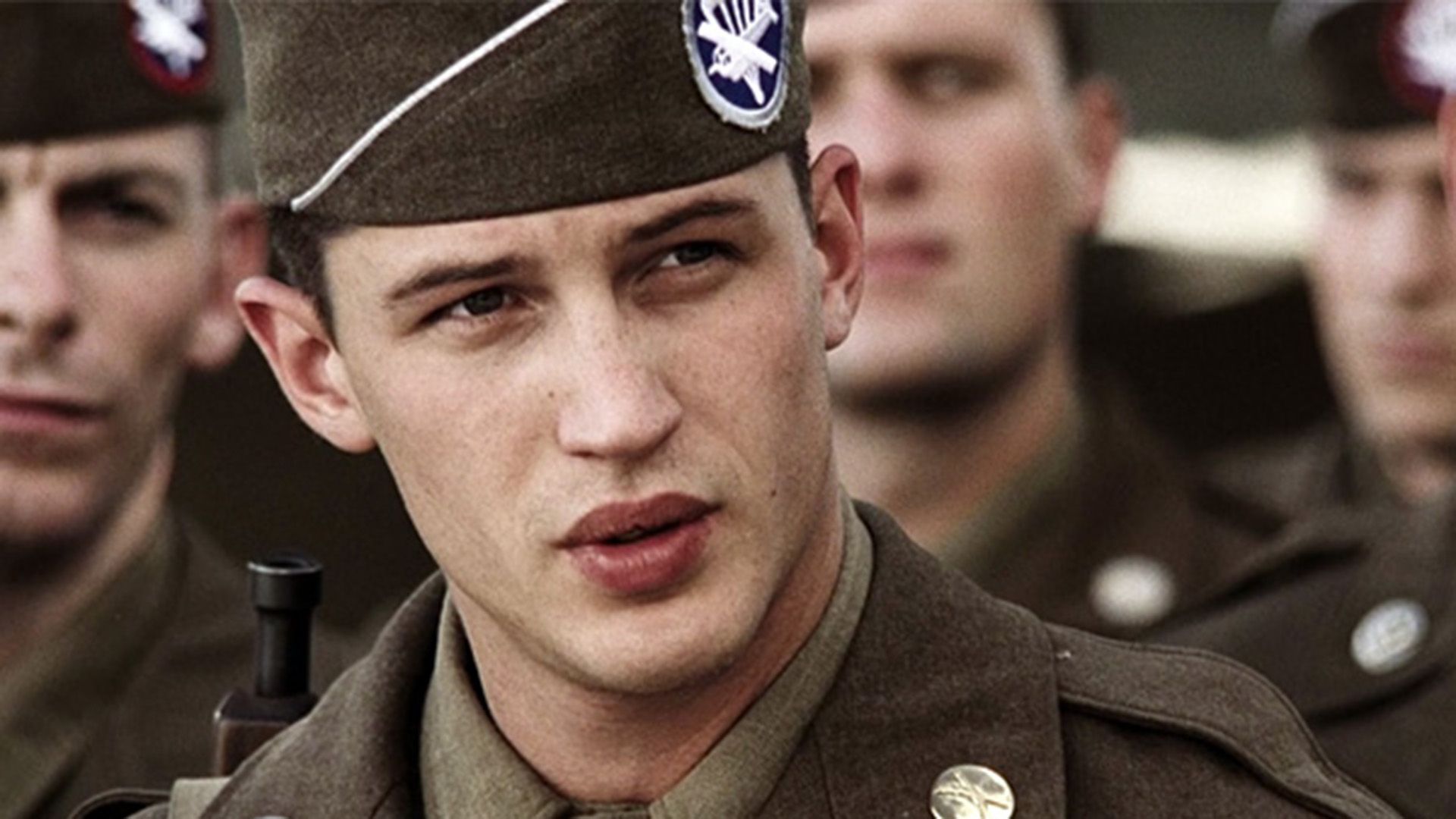 Tom Hardy de uniforme militar em grande plano