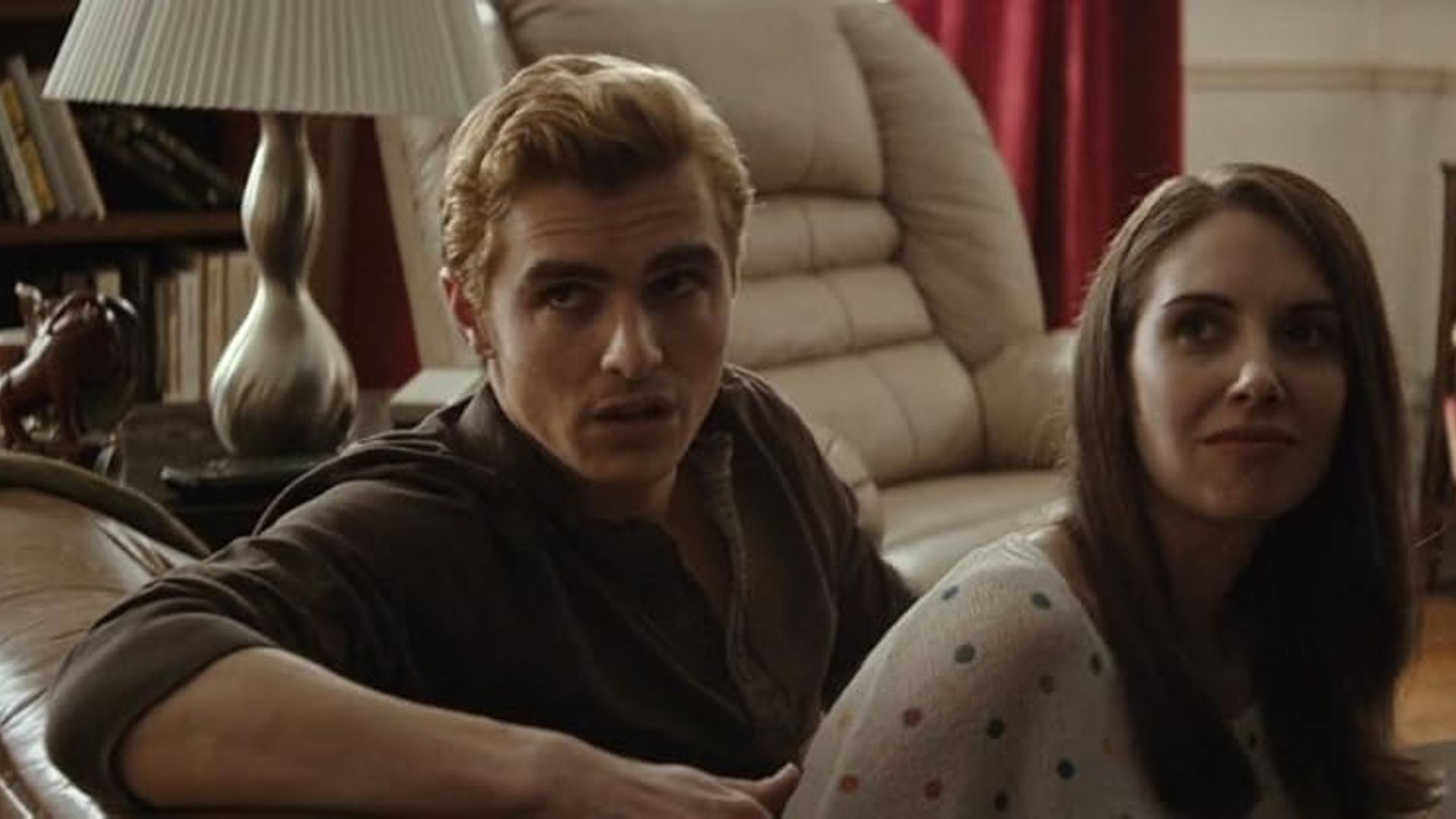 Alison Brie e Dave Franco sentados num sofá, virados meio de lado para a câmara