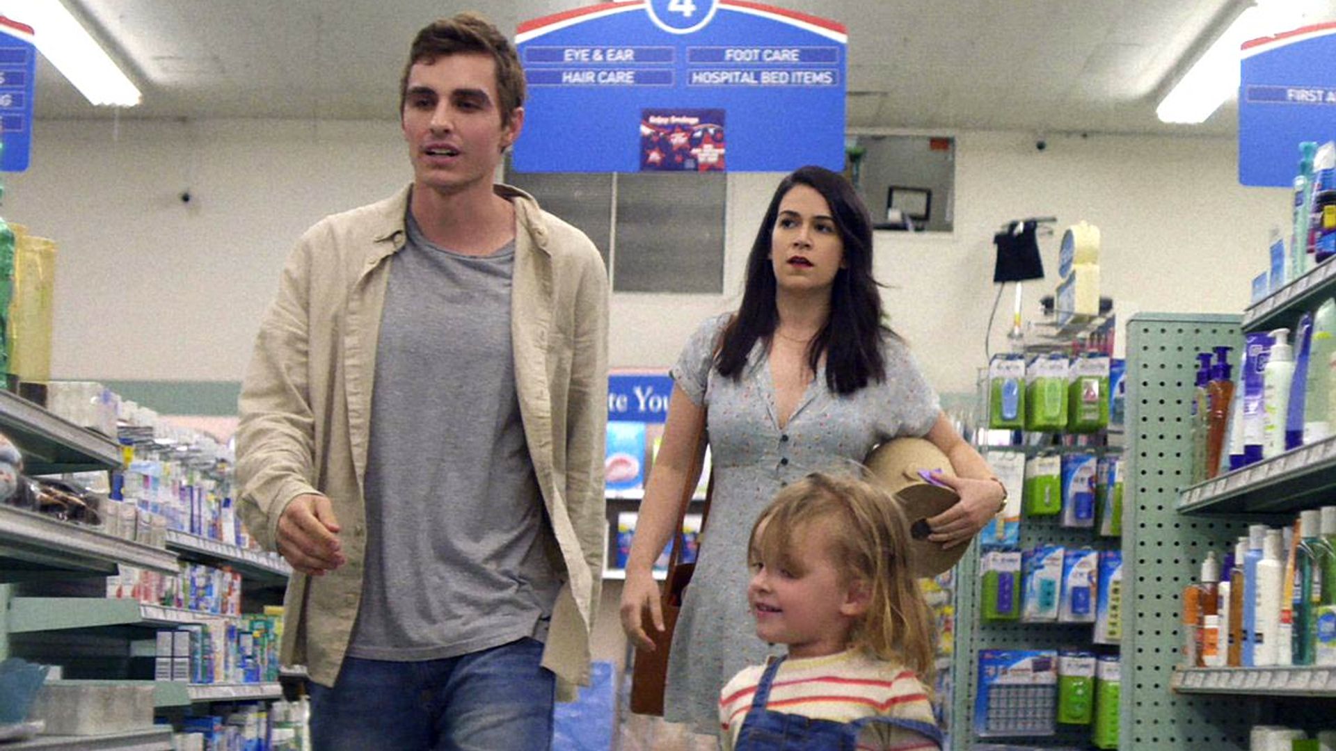 Dave Franco e Abby Jacobson caminham através de um supermercado, uma cena de "6 Balloons"