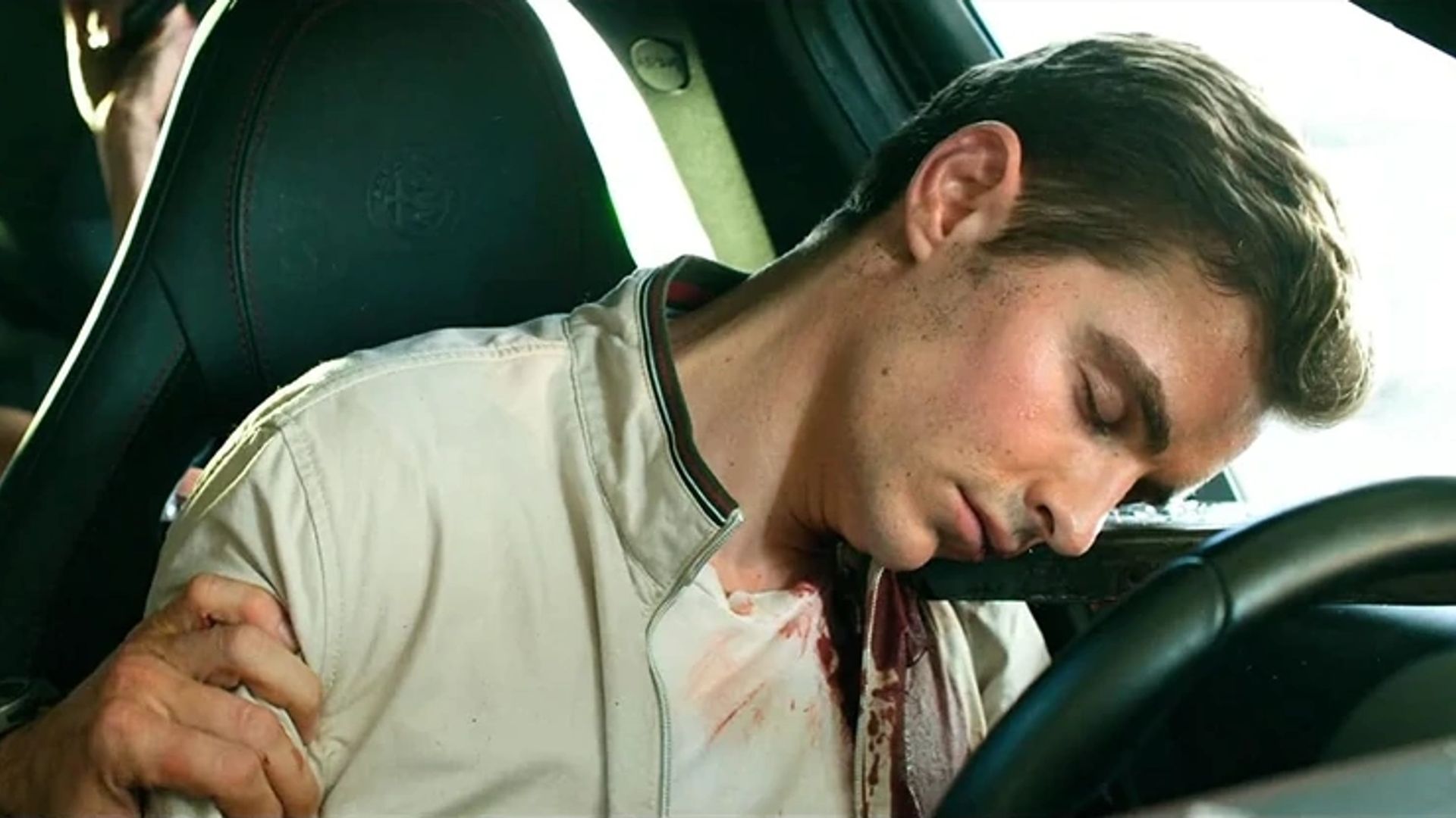 Dave Franco adormece ao volante, cena de "6 Underground"