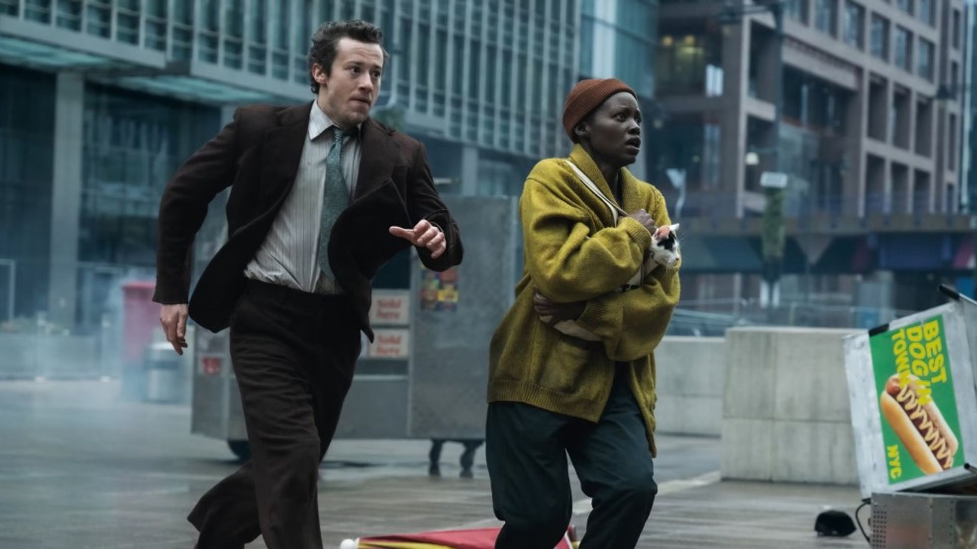 Joseph Quinn e Lupita Nyong'o a correr por Nova Iorque, uma cena do filme "A Quiet Place: Day One"