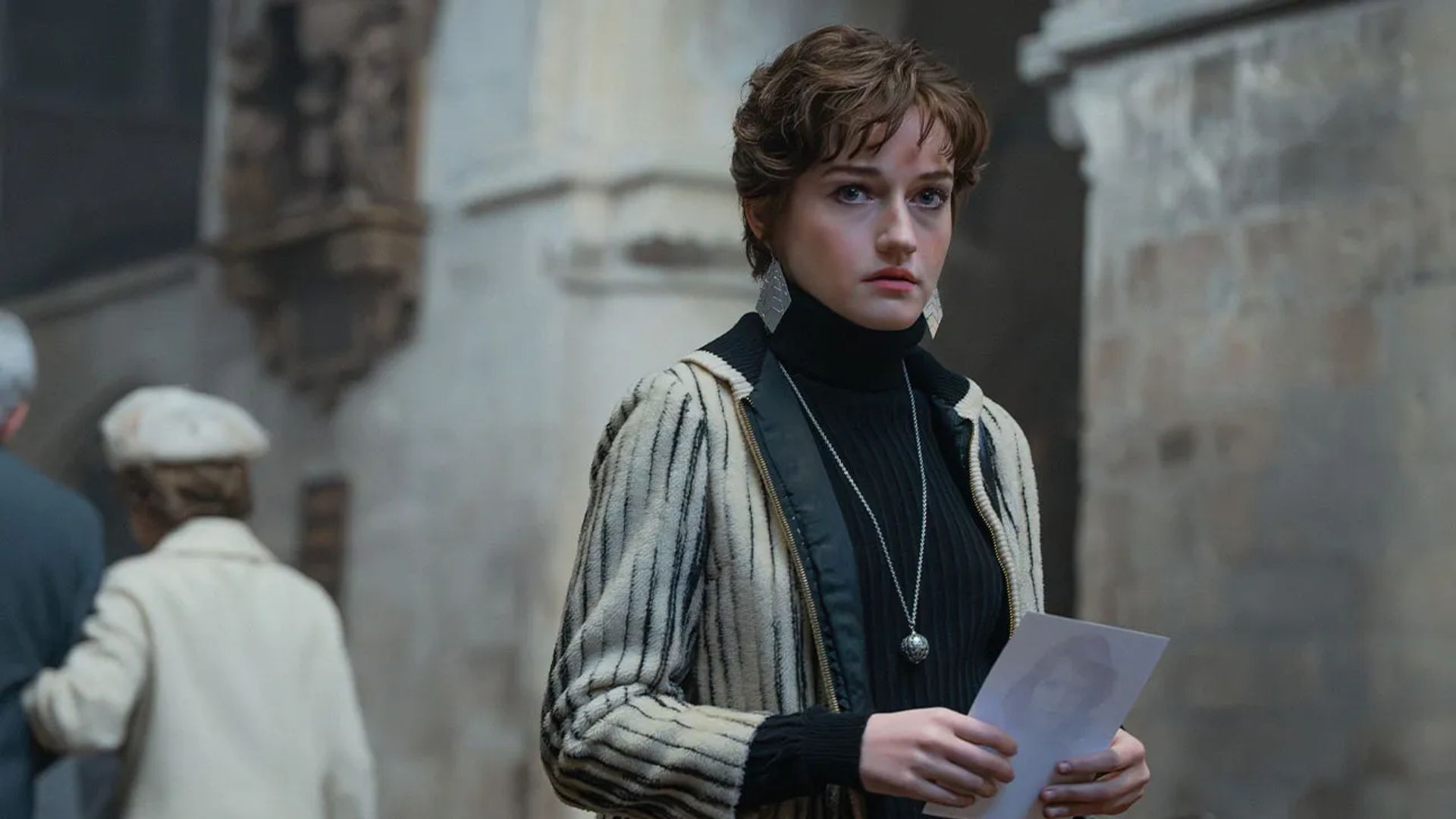 Julia Garner com visual retrô, still do filme "Apartment 7A"