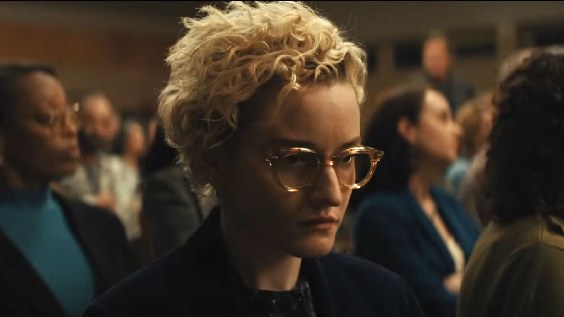 Julia Garner com cabelo curto usando óculos, still do filme "The Weapons"
