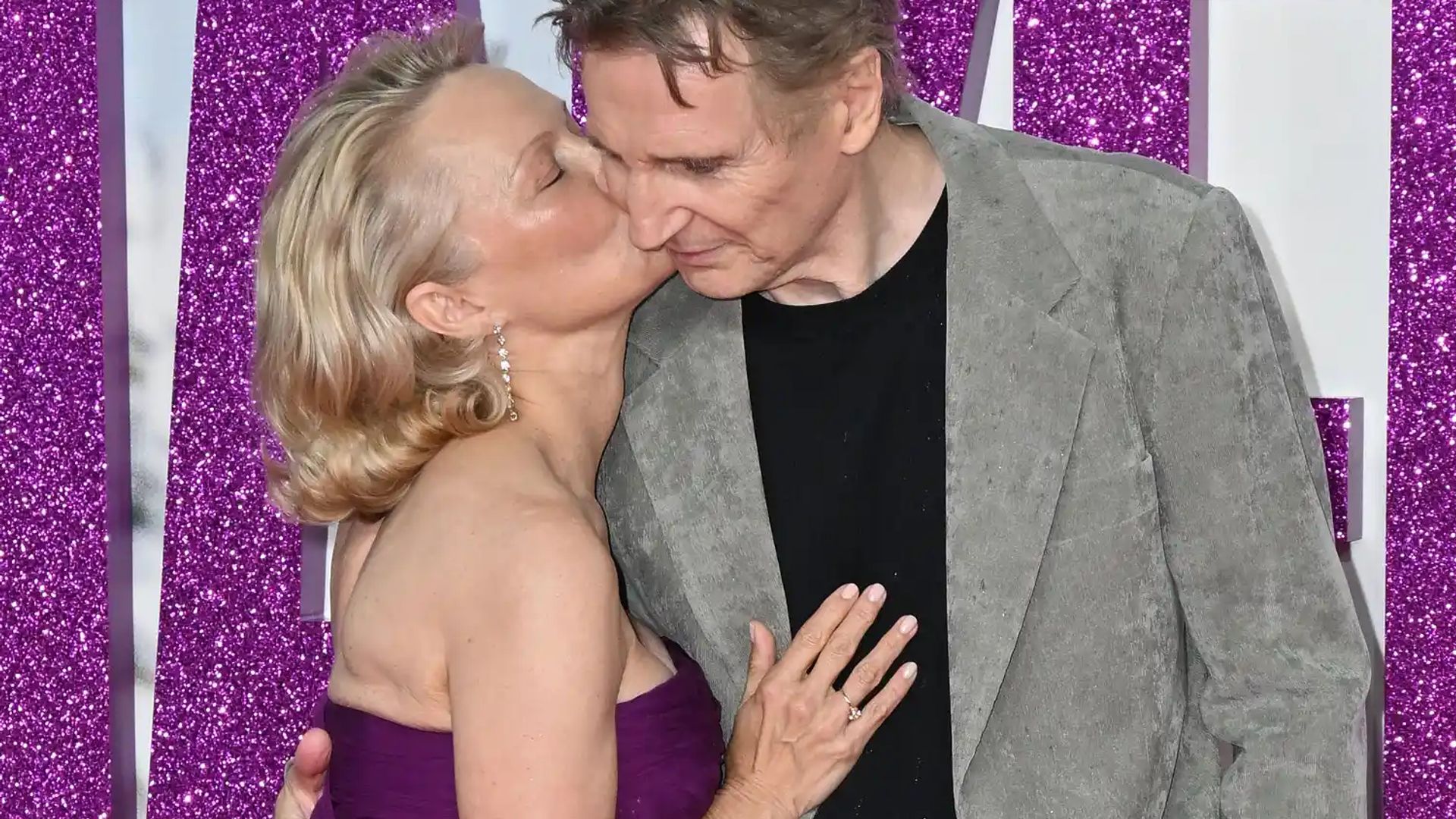 Pamela Anderson e Liam Neeson agem com ternura na passadeira vermelha de The Naked Gun