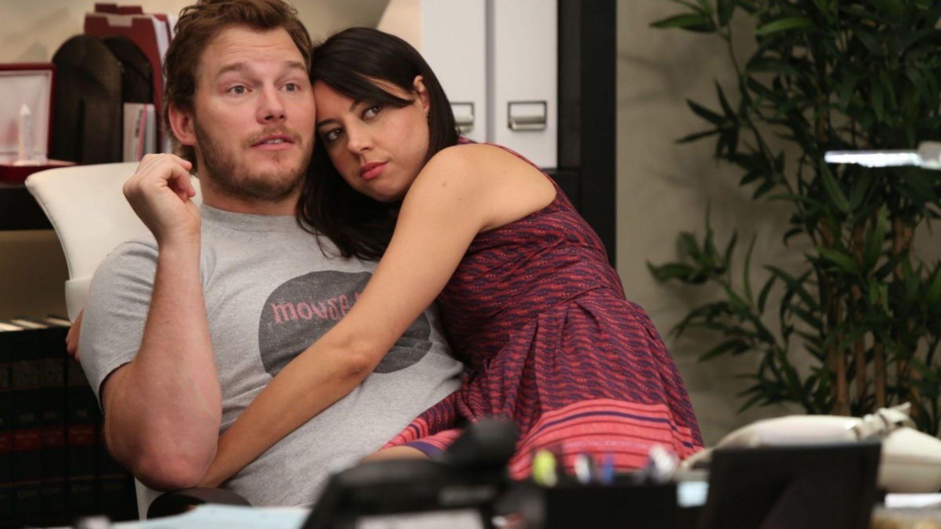 Aubrey Plaza e Chris Pratt abraçam-se, cena da série "Parks and Recreation"