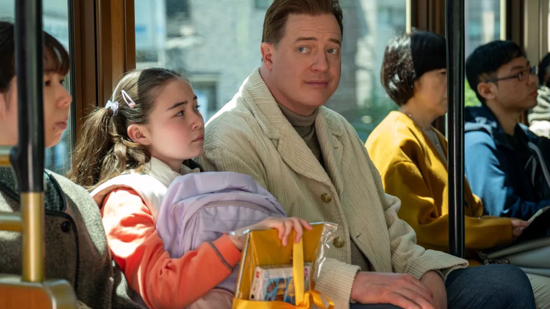 Brendan Fraser anda com uma miúda no metro de Tóquio