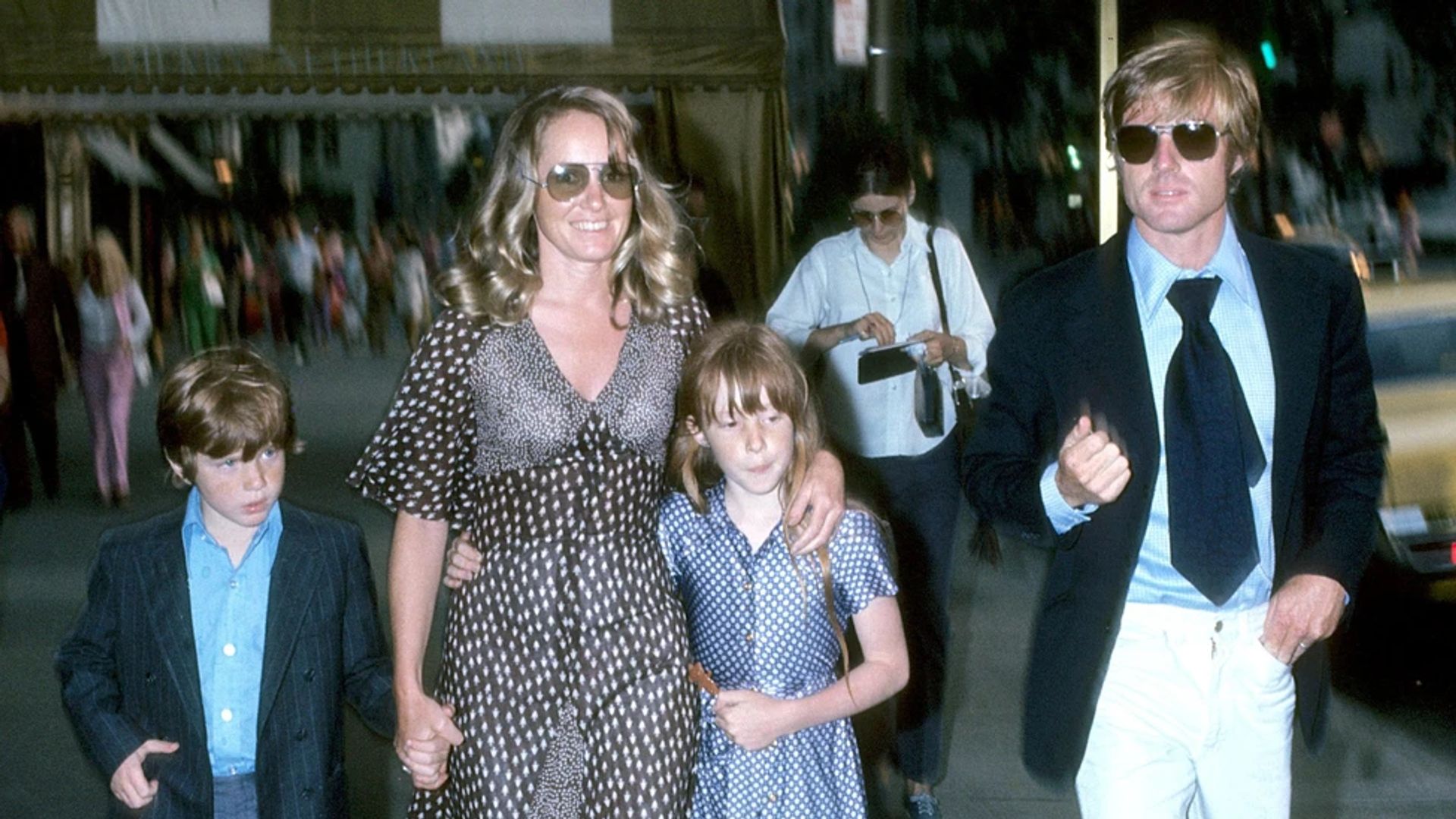 Robert Redford, a sua esposa Lola e os dois filhos a caminhar à frente