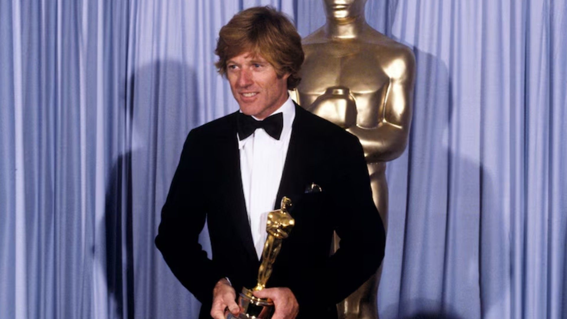Robert Redford de fato está no palco segurando um Óscar
