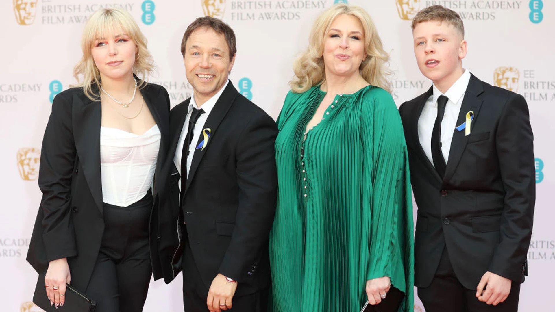 Stephen Graham, a sua mulher Hannah e os filhos Grace e Alfie posam na passadeira vermelha
