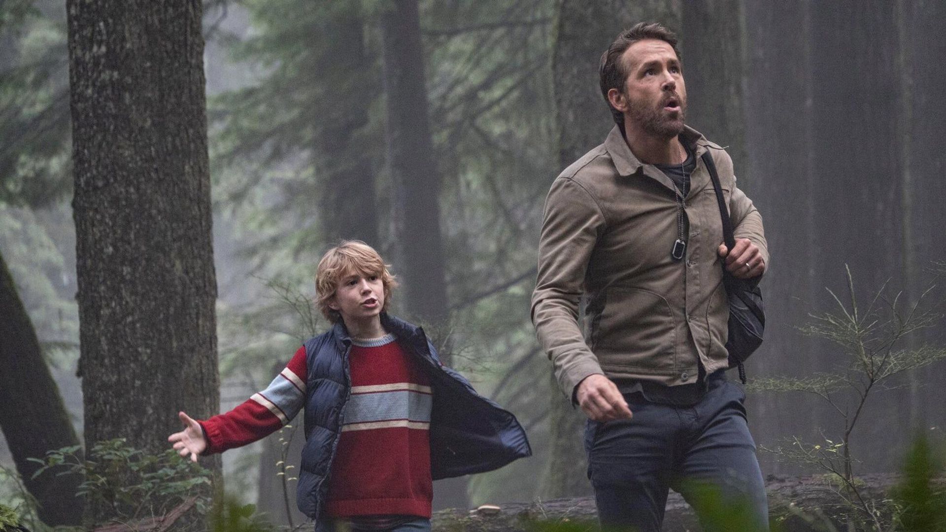 Ryan Reynolds e Walker Scobell a caminhar pela floresta e a conversar