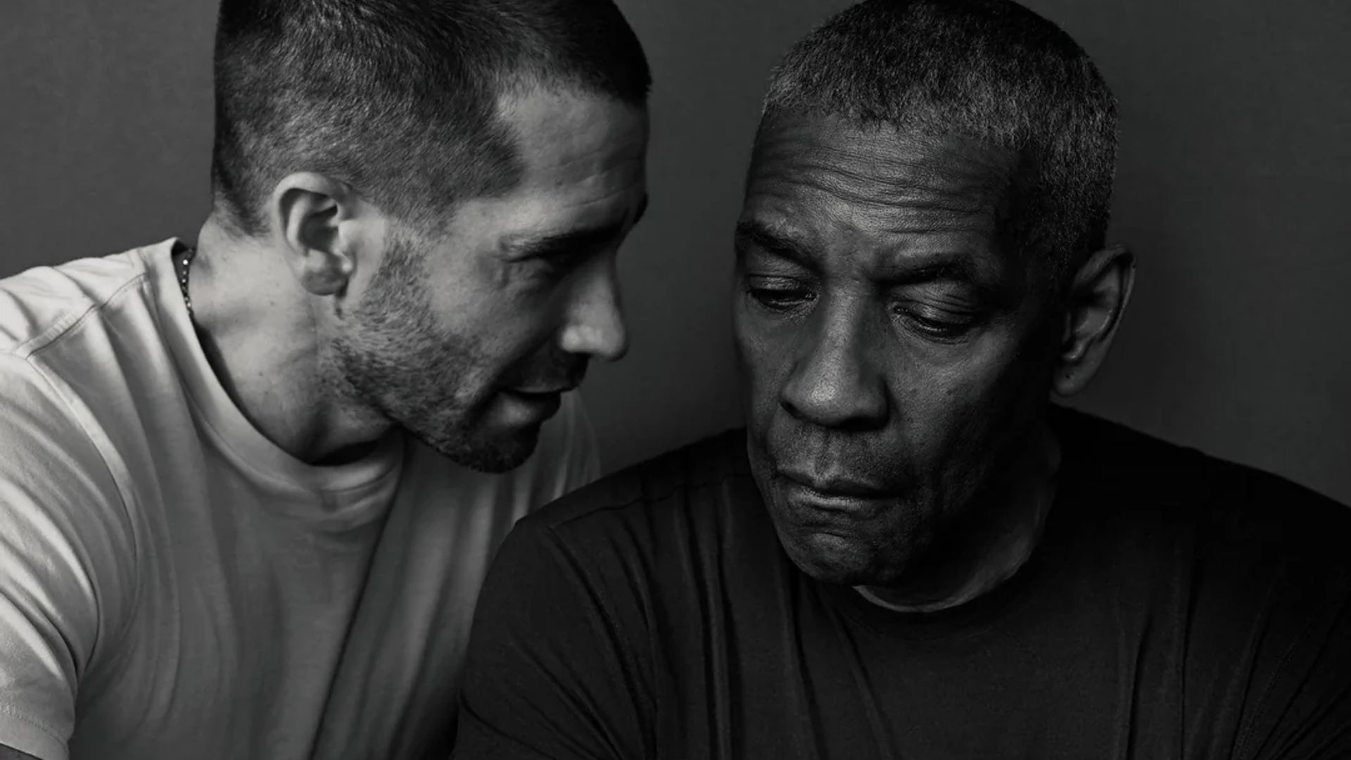 Jake Gyllenhaal e Denzel Washington num retrato a preto e branco: um está a falar enquanto o outro olha para baixo com uma expressão pensativa