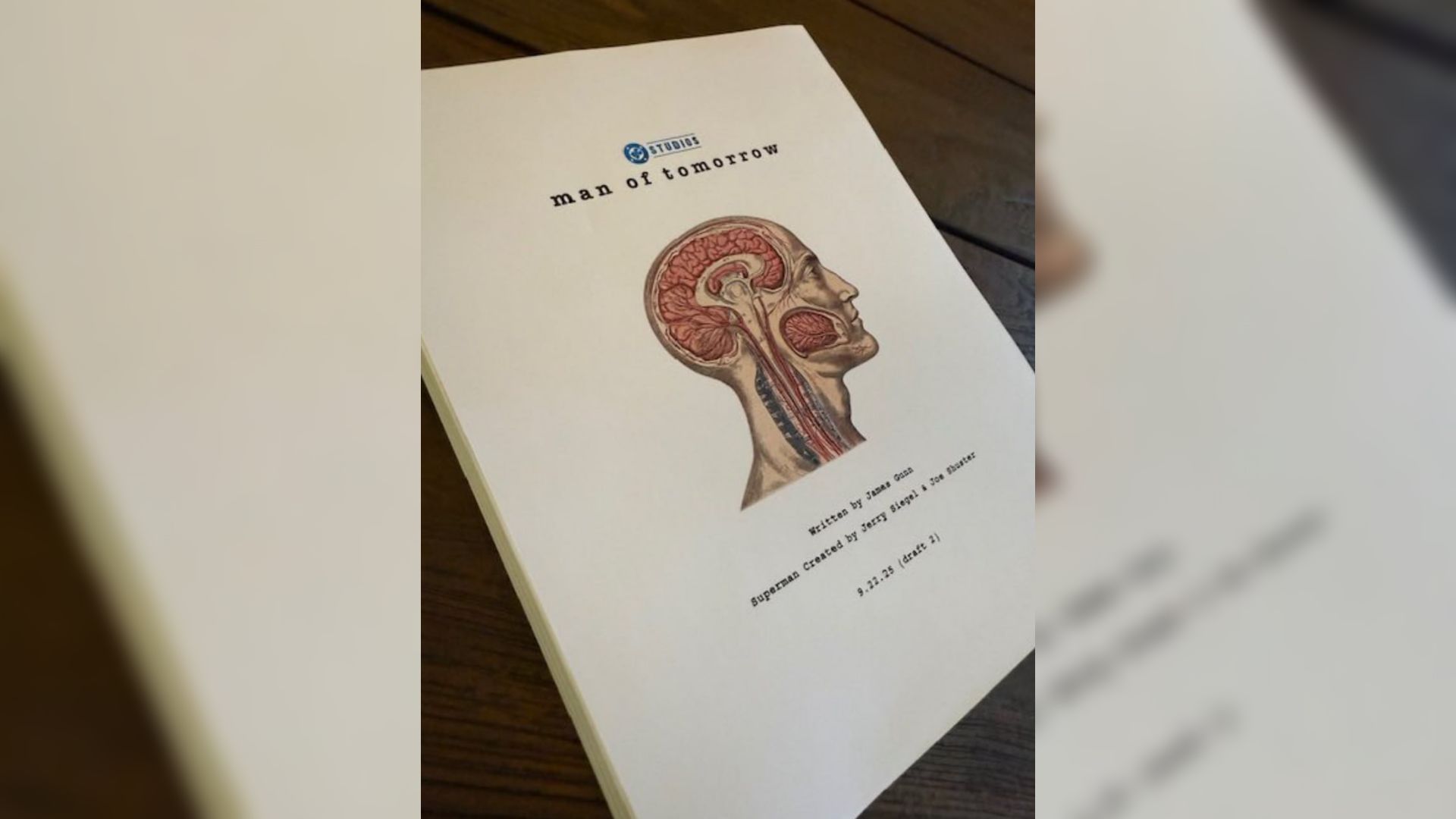 Uma pilha de papéis com um corte transversal anatômico de uma cabeça desenhado na página de título