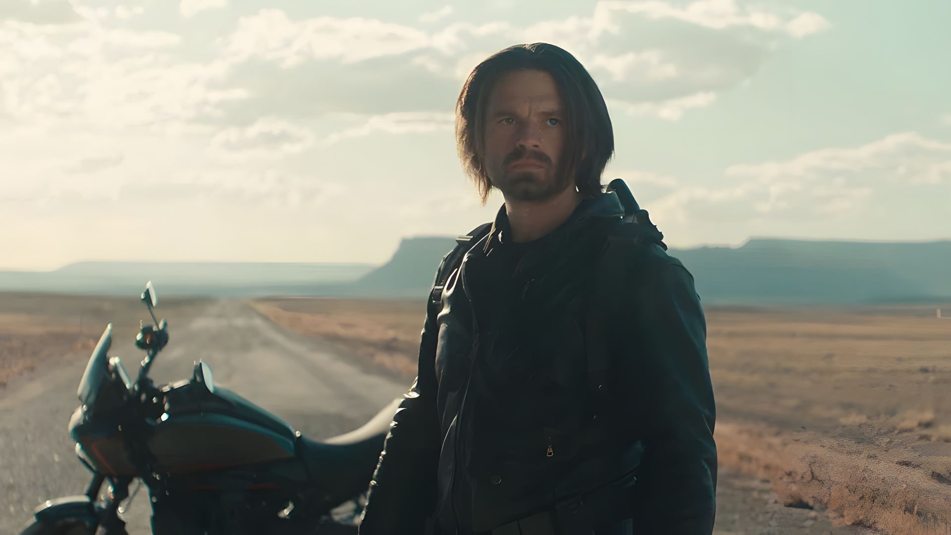 Sebastian Stan como o Soldado de Inverno contra um cenário de uma mota e estrada