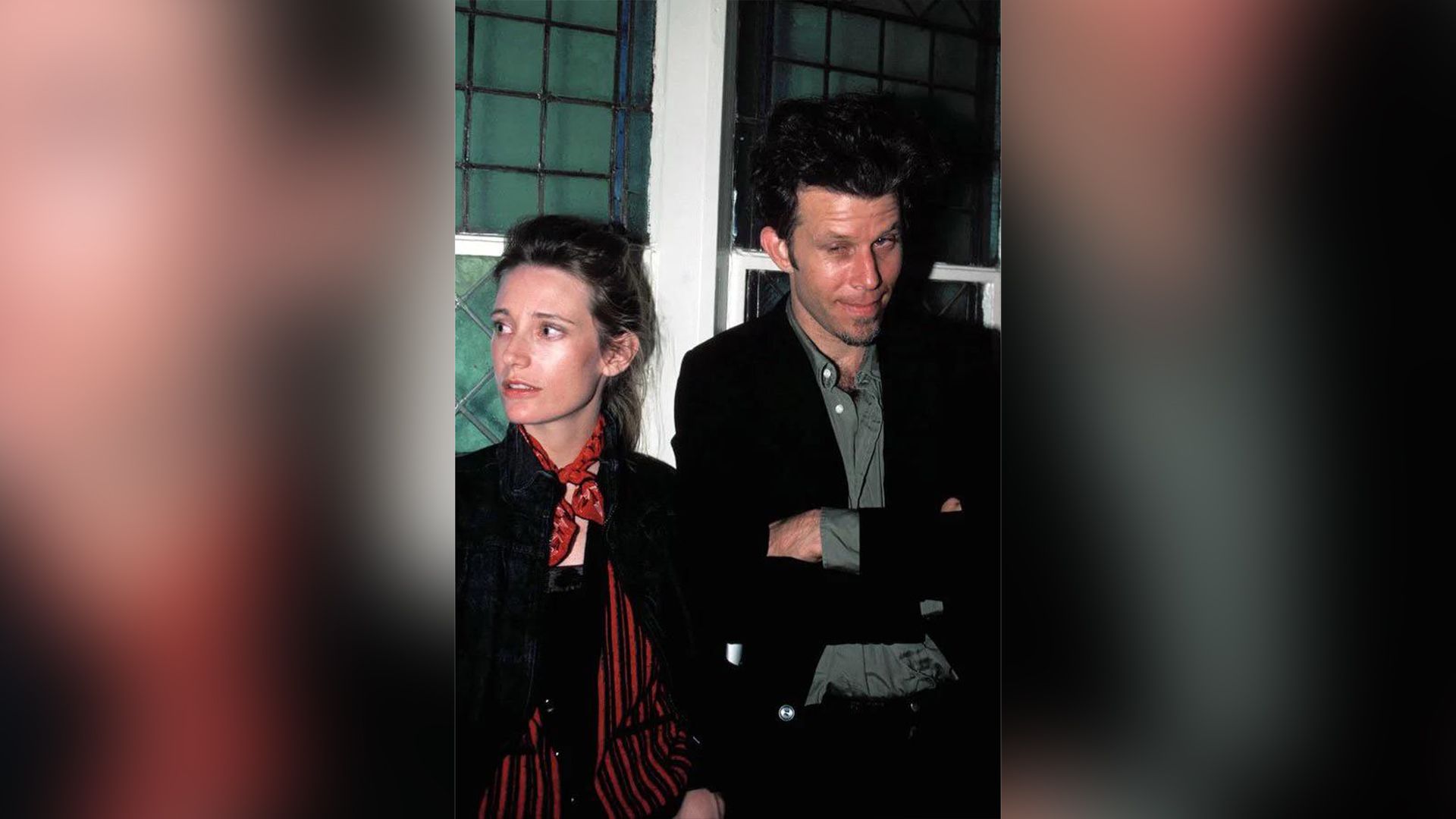 Tom Waits e Kathleen Brennan na juventude junto a uma janela