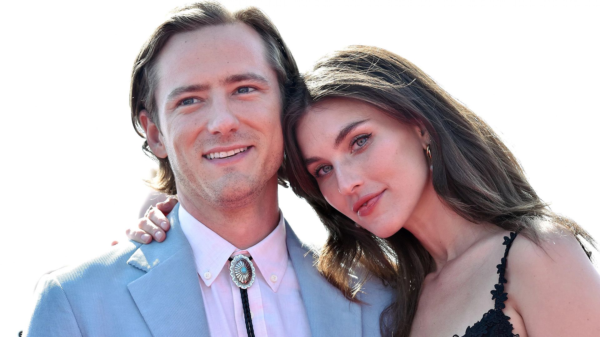Rainey Qualley apoiou a cabeça no ombro de Lewis Pullman