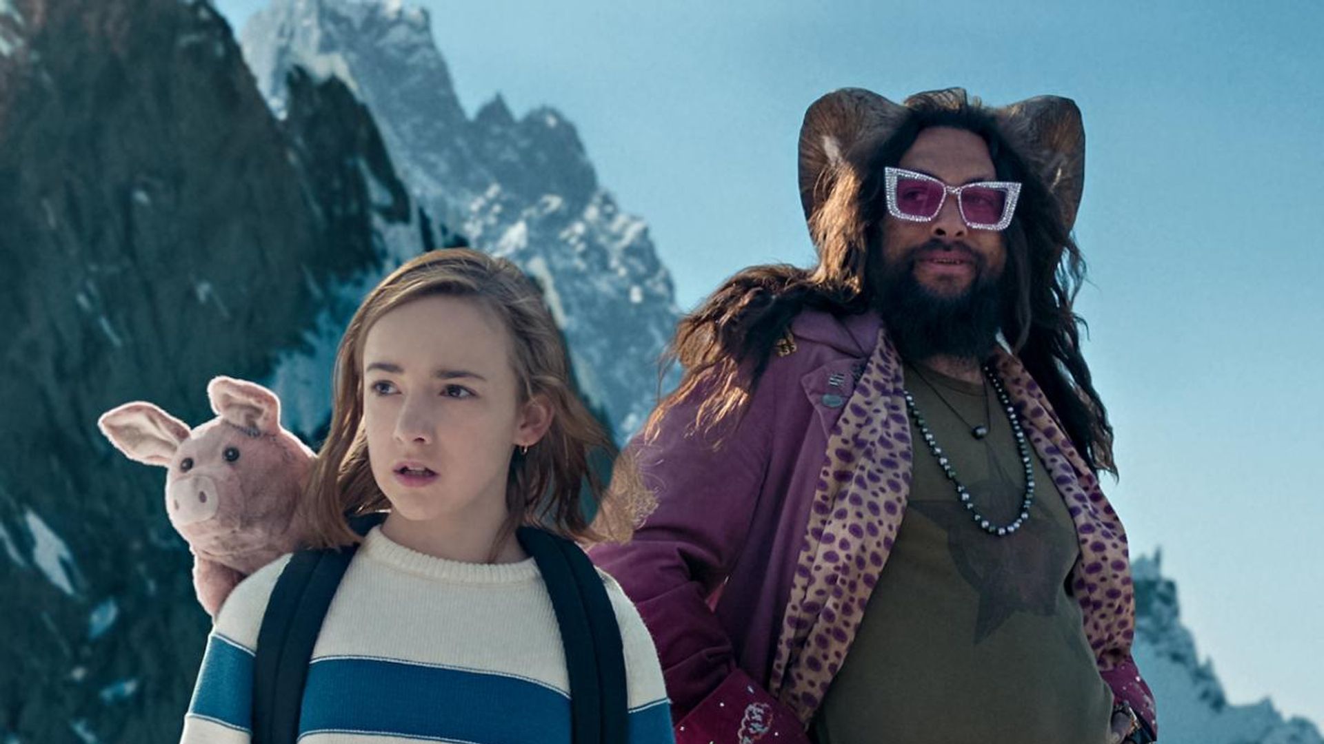 Marlowe Barkley e Jason Momoa contra um cenário de montanhas de inverno