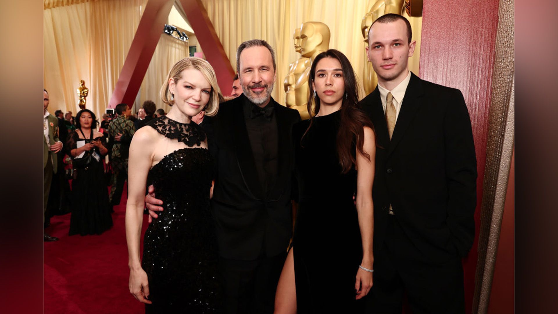 Tanya Lapointe, Denis Villeneuve e os seus filhos Salomé e Sasha, todos de preto, posando na passadeira vermelha dos Óscares