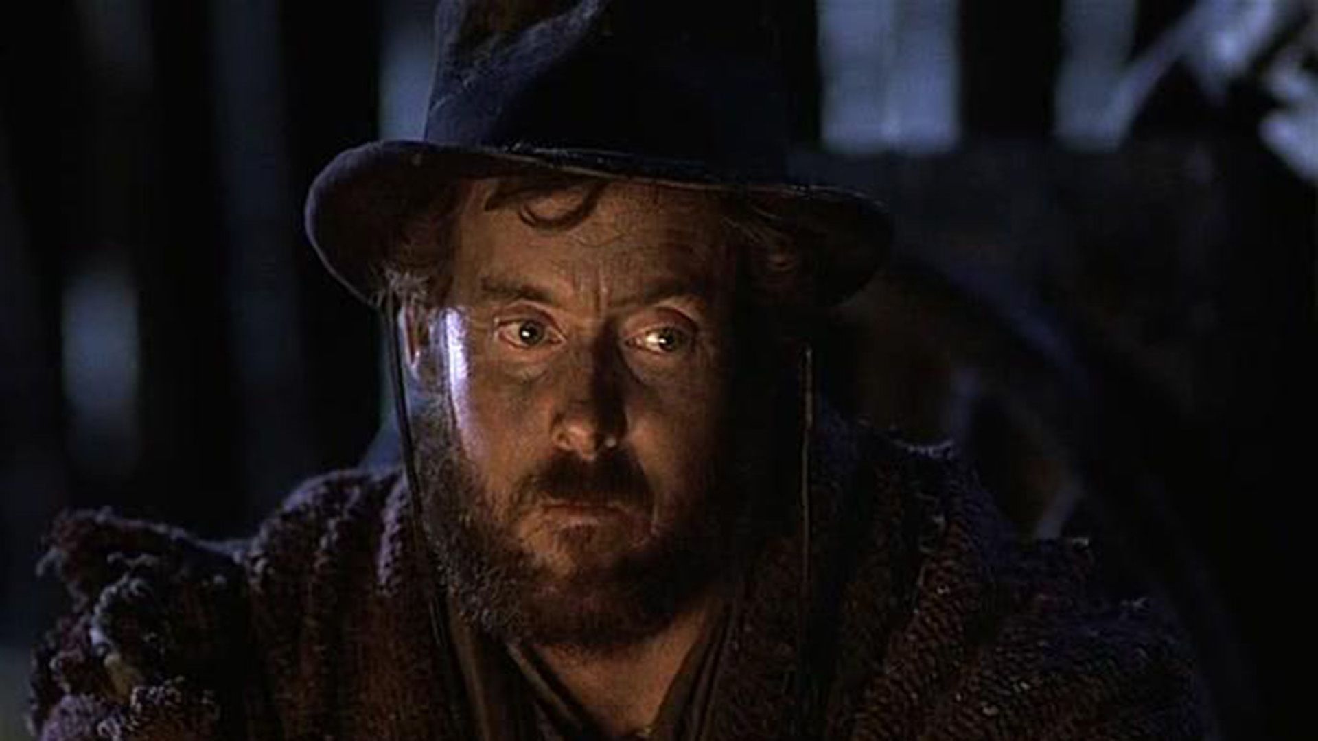 John C. McGinley barbudo com chapéu de cowboy