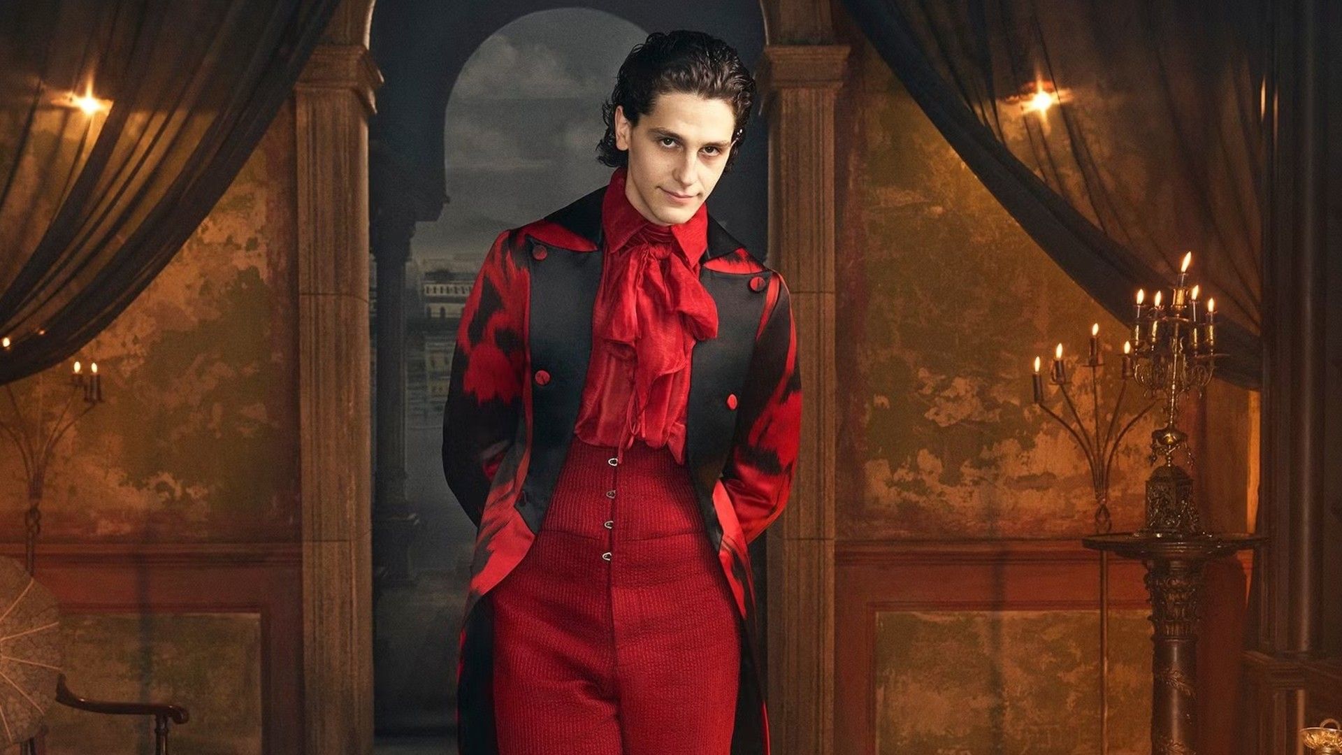 Owen Painter de corpo inteiro vestindo um traje gótico vermelho